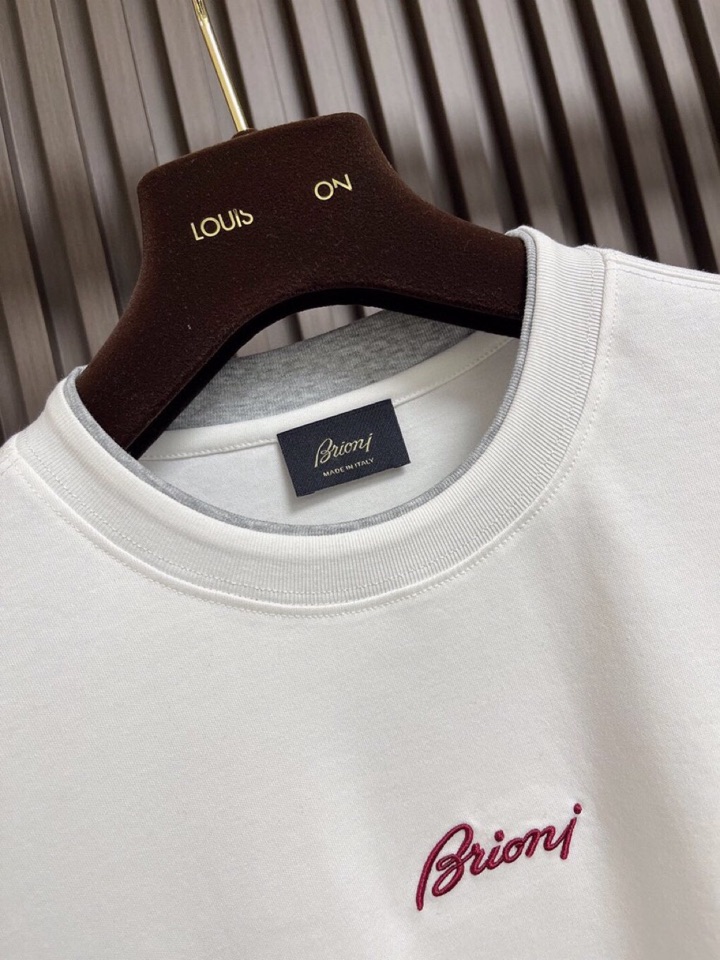 Brioni 2025SS新款圆领长袖T恤，采用客供独家进口定制面料，面料表面非常有质感显而易见，上身透