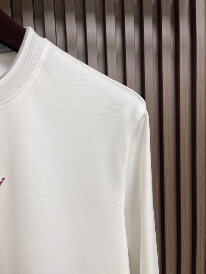 Brioni 2025SS新款圆领长袖T恤，采用客供独家进口定制面料，面料表面非常有质感显而易见，上身透