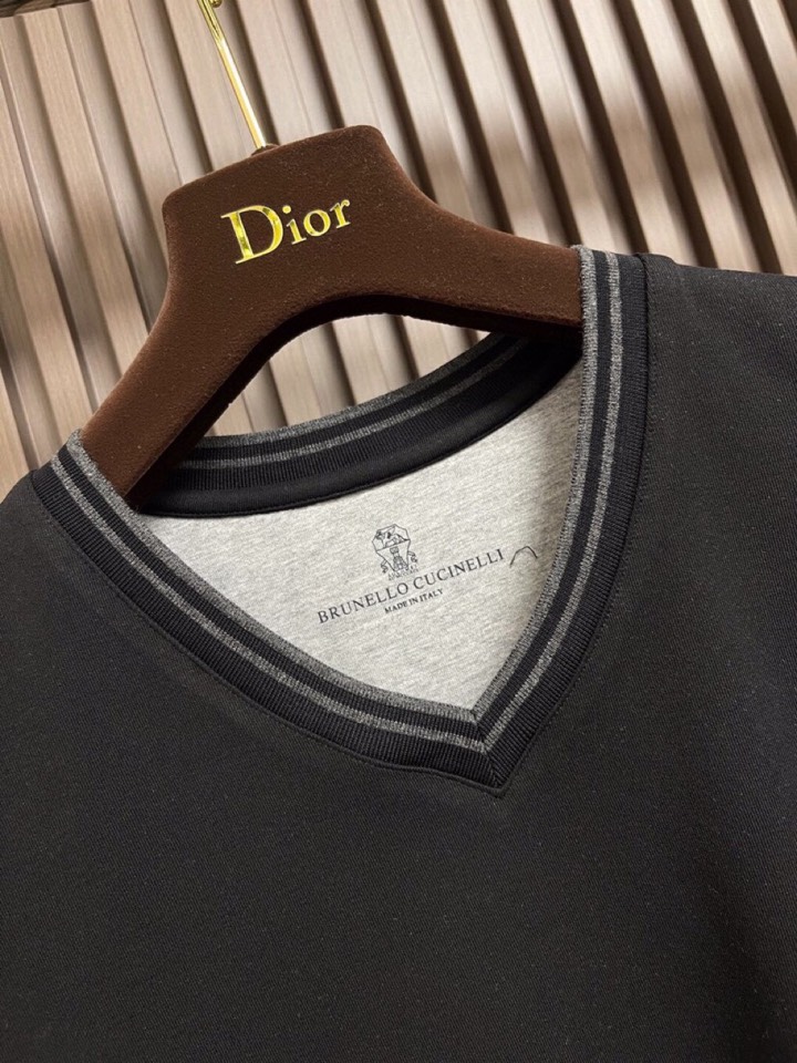 BC Brunello Cucinelli 2025SS秋季新品假两件V领长袖T恤，帅气时尚，简约百搭款