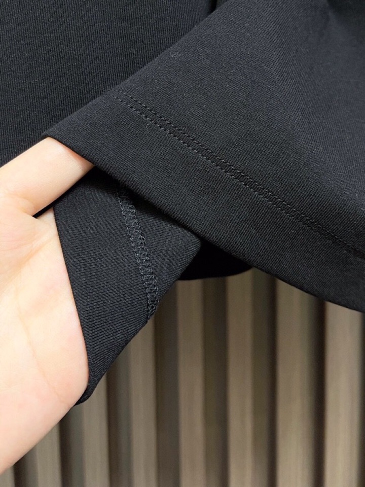 BC Brunello Cucinelli 2025SS秋季新品假两件V领长袖T恤，帅气时尚，简约百搭款