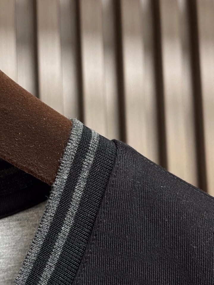 BC Brunello Cucinelli 2025SS秋季新品假两件V领长袖T恤，帅气时尚，简约百搭款