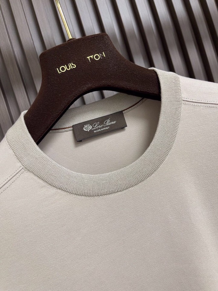 Loro Piana 诺悠翩雅lP🆕 ss秋冬新款圆领长袖T恤打底衫，全品相！工艺采用胸前logo 设计