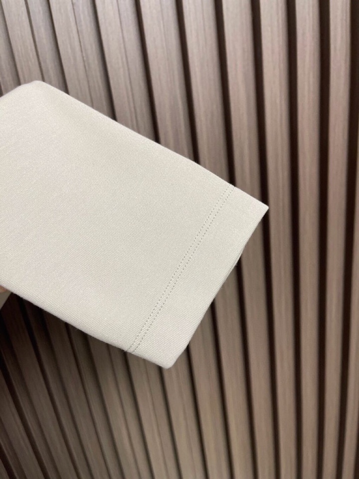 Loro Piana 诺悠翩雅lP🆕 ss秋冬新款圆领长袖T恤打底衫，全品相！工艺采用胸前logo 设计