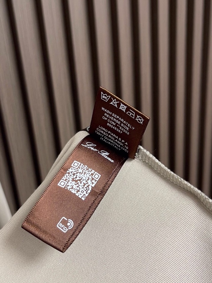 Loro Piana 诺悠翩雅lP🆕 ss秋冬新款圆领长袖T恤打底衫，全品相！工艺采用胸前logo 设计