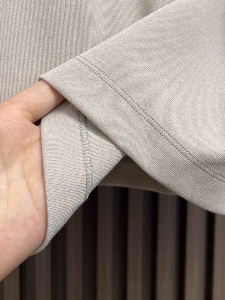 Loro Piana 诺悠翩雅lP🆕 ss秋冬新款圆领长袖T恤打底衫，全品相！工艺采用胸前logo 设计