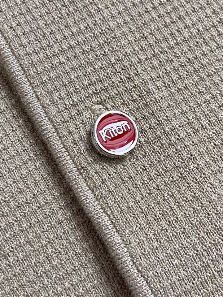 kiton 奇顿 三扣翻领针织衫翻领长袖毛衣 精选优质面料，轻盈蓬松却比普通羊毛更保暖，室内外自由切换，