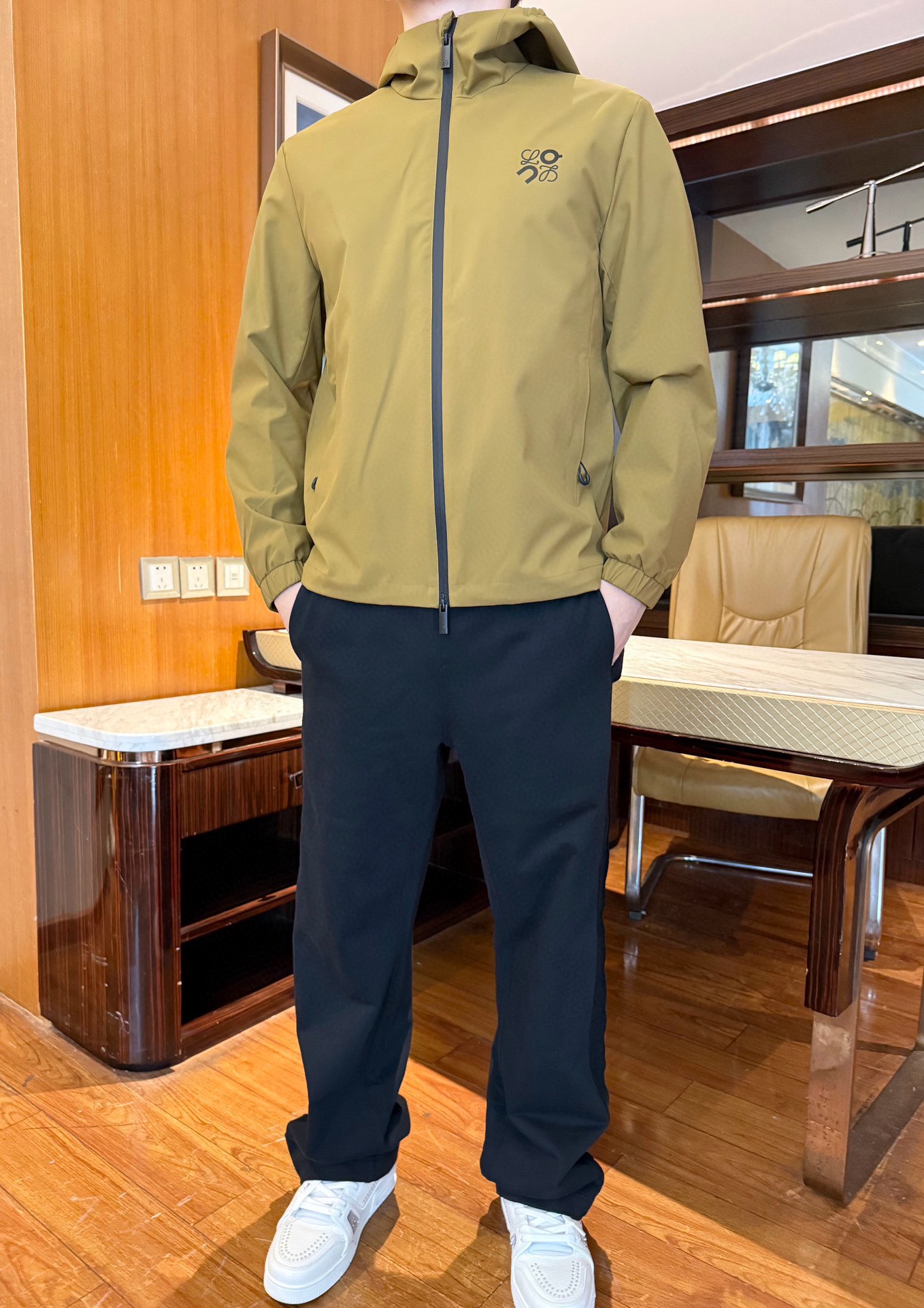 NO:684286,Loewe-2025’s latest popular jackets are shipped to European and American counters simultaneously!  Selected Italian imported custom wind-resistant fabrics are matched with the latest design. The brand logo on the chest is quite charming. Customized original accessories are not to be missed. Size number: 48-56 (model 180/140 wears 50, with Hong Kong Lane Crawford gift box packaging), loewe, jackets & coats,19860909罗意威-2025专柜最新爆款外套出货 欧美专柜同步发售！精选意大利进口定制抗风面料搭配最新的设计 ,胸口上的品牌logo相当韵味 客供定制原厂辅料您绝对不容错过.码数:48-56（模特180/140穿50,配香港连卡佛礼盒包装）,,loewe,jackets & coats,,Men's clothing