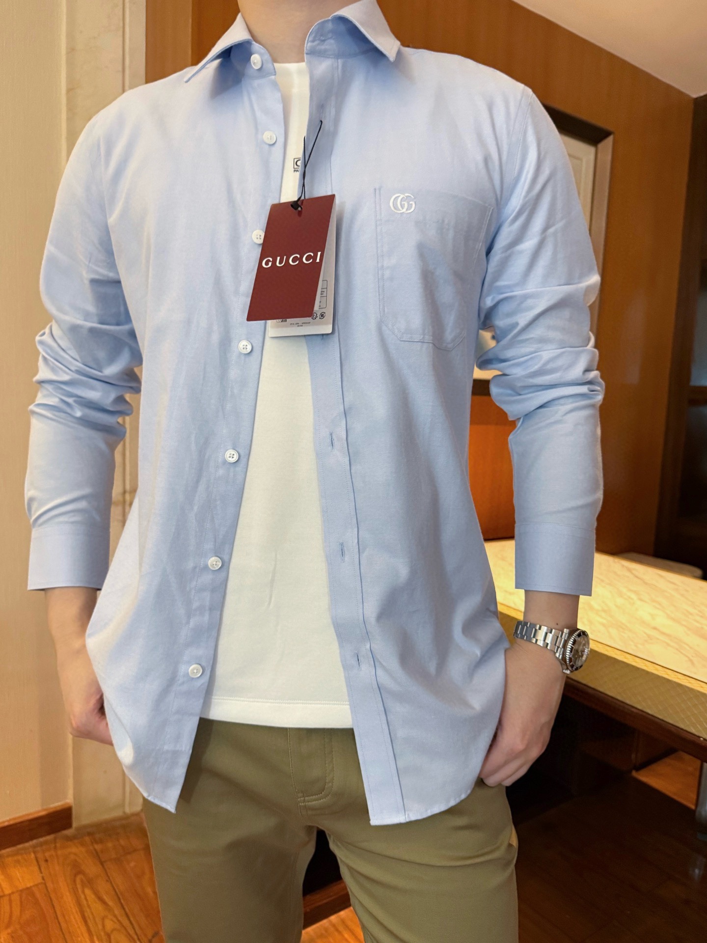 NO:692453,Gucci - 2025 autumn and winter liquid ammonia no-iron 100-count double-strand high-end Oxford fabric, quality choice, full of elegance...unique craftsmanship, embroidered patterns, full of details!  !  !  In busy urban life, a decent shirt is a must-have choice for business and leisure occasions. Its excellent quality and unique design will bring you a new shirt experience. Exquisite craftsmanship shirts are made of high-quality fabrics and are carefully cut and sewn. Every inch reveals the craftsman's care and concentration. Whether it is the crisp collar or the exquisite cuffs, it will make you stand out from the crowd.  Simple yet elegant design is the design concept of Gucci shirts. Whether it is a classic solid color style or a fashionable stripe or plaid pattern, it can meet your matching needs for different occasions. Wearing it will make you show your gentlemanly style. In addition to the exquisite appearance, it pays more attention to the comfort of wearing. The soft fabric is close to the skin and has good breathability, allowing you to enjoy yourself whether you are working for a long time or leisure time.  Quality Assurance As a well-known brand, GUCCI always adheres to the principle of quality first. Every shirt has undergone strict quality inspection to ensure that every product you receive is perfect. In this era of pursuing individuality and quality, shirts are undoubtedly your best choice. Whether it is a business negotiation or a casual gathering, it can make you the focus of the audience. Size S-XXL (model 180/140 wears M, with Hong Kong Lane Crawford gift box packaging),, gucci, gucci, shirts,19860909古琦-2025年秋冬液氨免烫100支双股高端牛津面料,品质之选,优雅尽显...工艺独特,绣花图案,细节满满！！！在繁忙的都市生活中,一件得体的衬衫是商务与休闲场合的必备之选.以其卓越的品质和独特的设计,为您带来全新的衬衫体验.  精湛工艺衬衫采用高品质面料,经过精细的剪裁与缝制,每一寸都透露出匠人的用心与专注.无论是领口的挺括还是袖口的精致,都让您在人群中脱颖而出.  雅设计简约而不失优雅,是古驰衬衫的设计理念.无论是经典的纯色款式还是时尚的条纹、格纹图案,都能满足您不同场合的搭配需求.穿上它,让您尽显绅士风范.  适体验除了外观的精致,更注重穿着的舒适度.柔软的面料贴合肌肤,透气性好,无论是长时间的工作还是休闲时光,都能让您尽享自在.  品质保证作为知名品牌,GUCCI始终坚守品质至上的原则.每一件衬衫都经过严格的质量检测,确保您收到的每一件产品都是完美的. 在这个追求个性与品质的时代,衬衫无疑是您的不二之选.无论是商务洽谈还是休闲聚会,它都能让您成为全场的焦点.码数S-XXL(模特180/140穿M,配香港连卡佛礼盒包装),,gucci,gucci,shirts,,Men's clothing