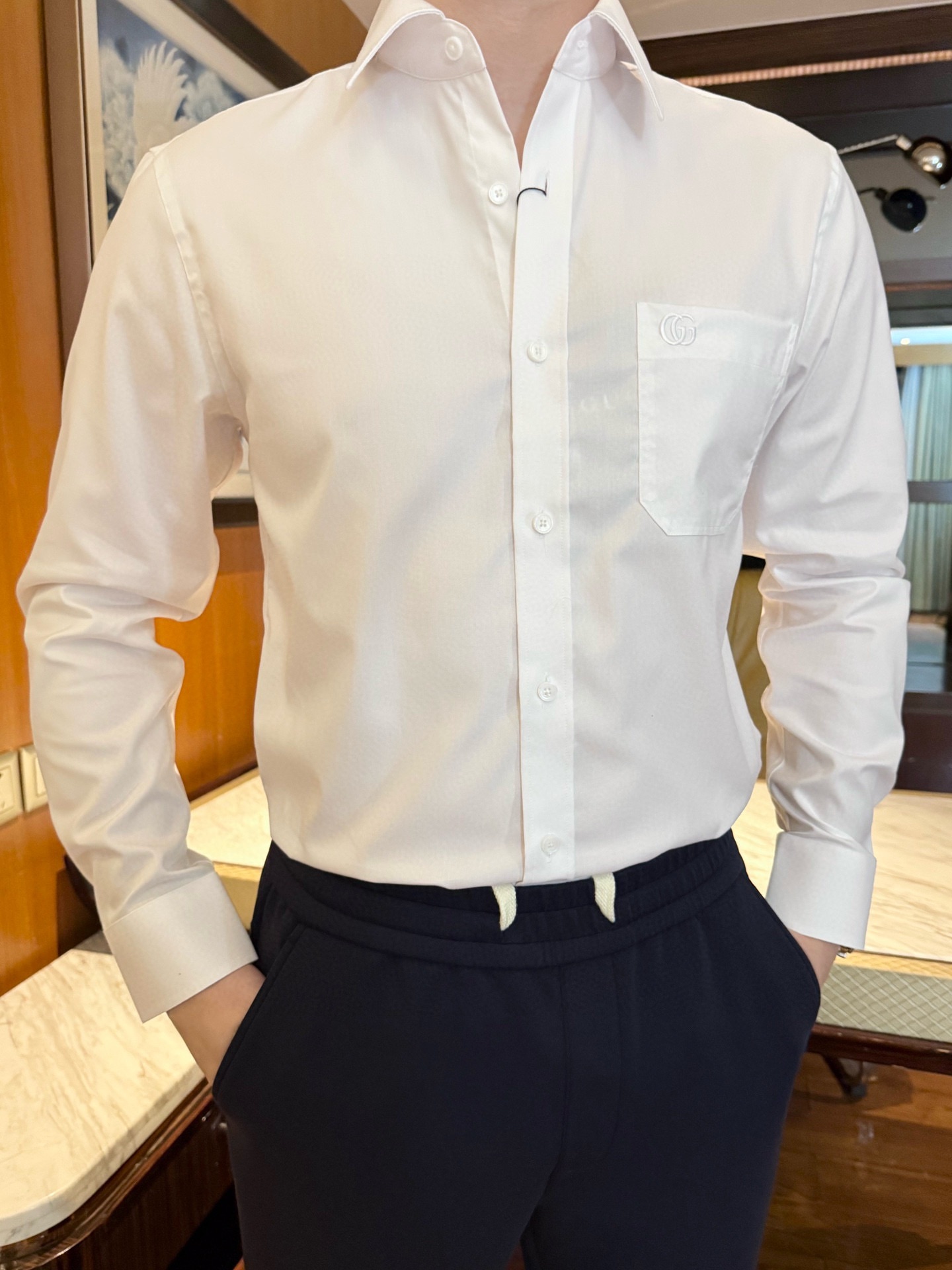 NO:692459,Gucci-25FW new long-sleeved shirt!  High-end luxury ready-to-wear series for business men, platinum level in full condition, pure bloodline products, exquisite details, first-class appearance, impeccable!  The fabric is made of poplin cotton. Poplin is naturally light and has high density. It is soft, breathable and highly drapey. It is crisp and stylish and will not feel floppy on the body at all. It looks very textured!  You can look at the details of the workmanship. You can't even find a thread in the double-stranded wire!  !  !  The collar has good contours and is stiff, with 3.0-thick shell buttons, and the front pockets are fully embroidered with Double G embroidery and logo embroidery!  Very exquisite craftsmanship, the wiring is perfectly matched, impeccable!  The upper body effect is excellent. It can be mixed and matched for commuting or leisure. There is no age limit. It can interpret the ultra-stylish urban elite feeling. It is a fashionable item with high control. Sizes S-XXL (model 180/140 wears M, comes with Hong Kong Lane Crawford gift box packaging), shirts,19860909古琦-25FW新款长袖衬衫！商务男士高端奢侈成衣系列,白金级全品相,纯正血统臻品,细节精湛考究,品相一流,无可挑剔！面料是采用府绸棉,府绸天性轻薄而密度高,柔软透气悬垂性强 挺括有型完全不会软塌塌的在身上,显得十分有质感！做工可以看一下细节,双股线连一个线头都找不到！！！领子轮廓好,硬挺,3.0厚度贝壳纽扣,前幅口袋搭配双G刺绣logo刺绣饱满立体！非常精致匠心,走线严丝合缝,无可挑剔！上身效果出色,即通勤亦休闲混搭,无年龄层次限定,可以诠释出超具型格的都市精英感,属于驾驭度极高的时髦单品.尺码S-XXL（模特180/140穿M,配香港连卡佛礼盒包装）,,shirts,,Men's clothing