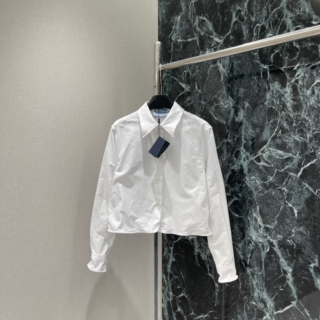 NO:702093,PD 25 new autumn and winter style lapel short shirt, short cut + waist design, looks taller and slimmer, looks very stylish when paired with high-waisted pants/skirts, classic lapel + simple buttons, perfect details, adjustable cuffs, practical and fashionable, can be easily controlled for daily commuting and leisure, it is a must-have and versatile item for the wardrobe! One-color ready-made SML, Prada-clothing, prada, skirts, shirts,19860909PD 25秋冬新款 翻领短款衬衫 短款剪裁+收腰设计 显高显瘦,搭配高腰裤/裙超有型 经典翻领+简约纽扣 细节满分 袖口可调节 实用又时髦日常通勤休闲都能轻松驾驭,是衣橱必备百搭单品!一个色现货SML,普拉达-服装,prada,skirts,shirts,,Women's clothing
