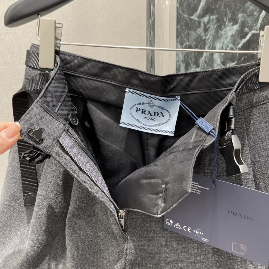 PD 25秋冬新款 高腰西装短裤 面料挺括有垂感 不易起皱 春夏秋都能穿~高腰A字版型显瘦修饰腿型 梨形