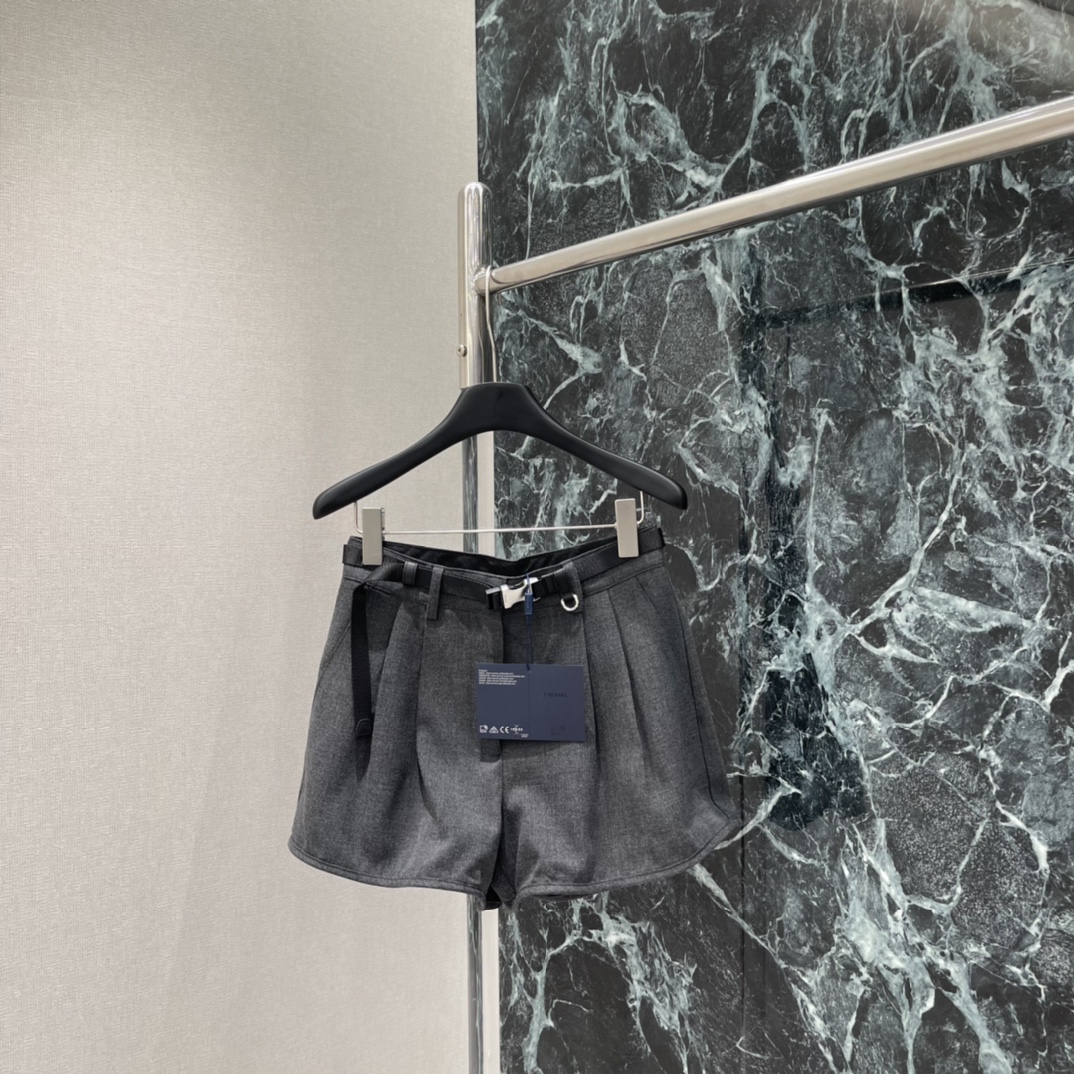 PD 25秋冬新款 高腰西装短裤 面料挺括有垂感 不易起皱 春夏秋都能穿~高腰A字版型显瘦修饰腿型 梨形