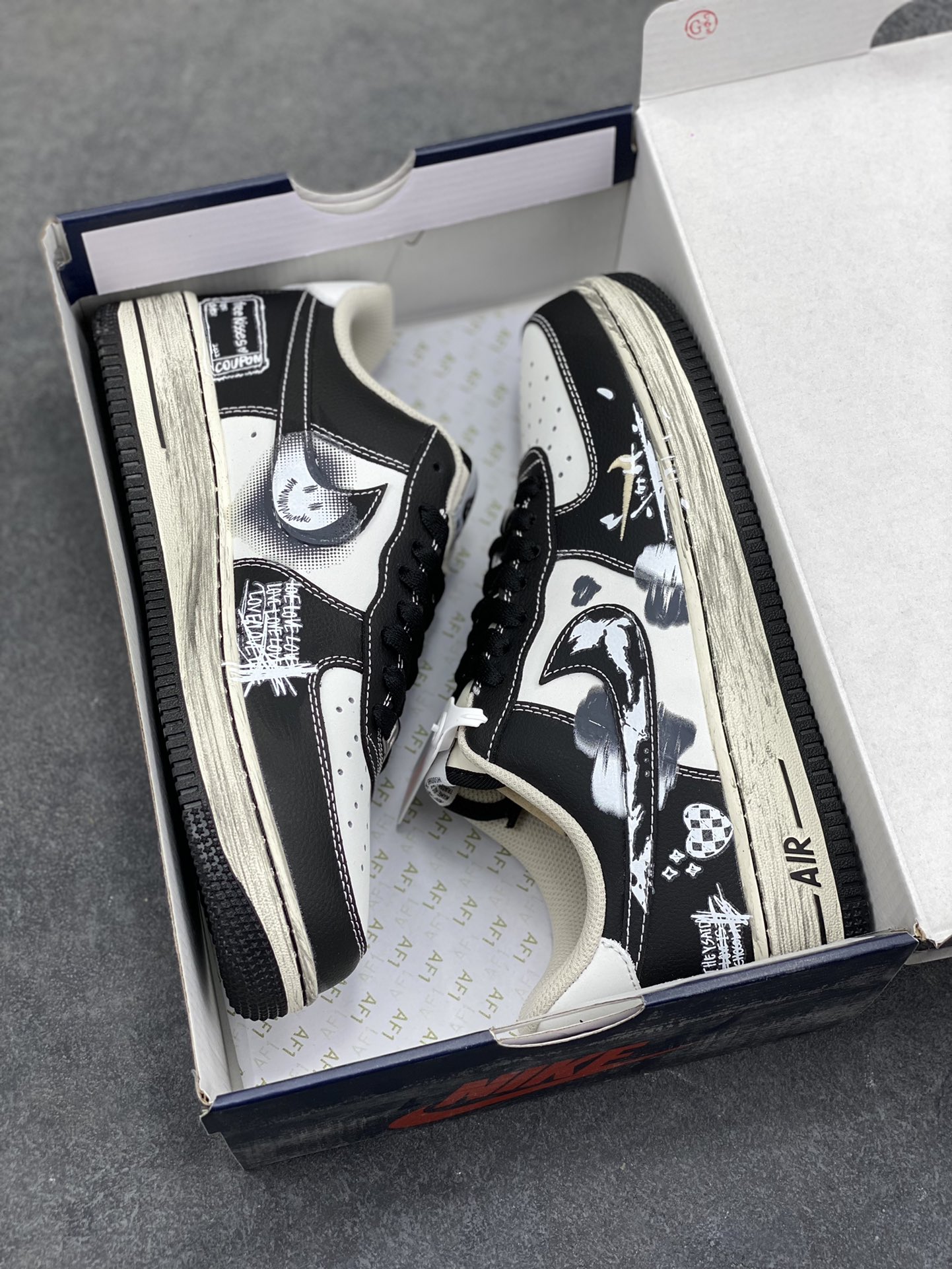 图片[9]-手绘涂鸦“涂鸦心跳”Nike Air Force 1 “Graffiti Heartbeat”空军一号定制板鞋 以黑灰为底色，像把街头涂鸦直接 “泼” 在了鞋身：白漆泼墨的野性笔触撞碎沉闷，棋盘格爱心与手写标语藏着叛逆小细节，做旧中底的磨损质感更添随性街头味。黑与白的碰撞里，每一处涂鸦都是年轻态度的外放，是踩在脚下的 “街头酷感宣言” 货号：DB3301-808 尺码： 36 36.5 37.5 38 38.5 39 40 40.5 41 42 42.5 43 44 44.5 45-选品中心