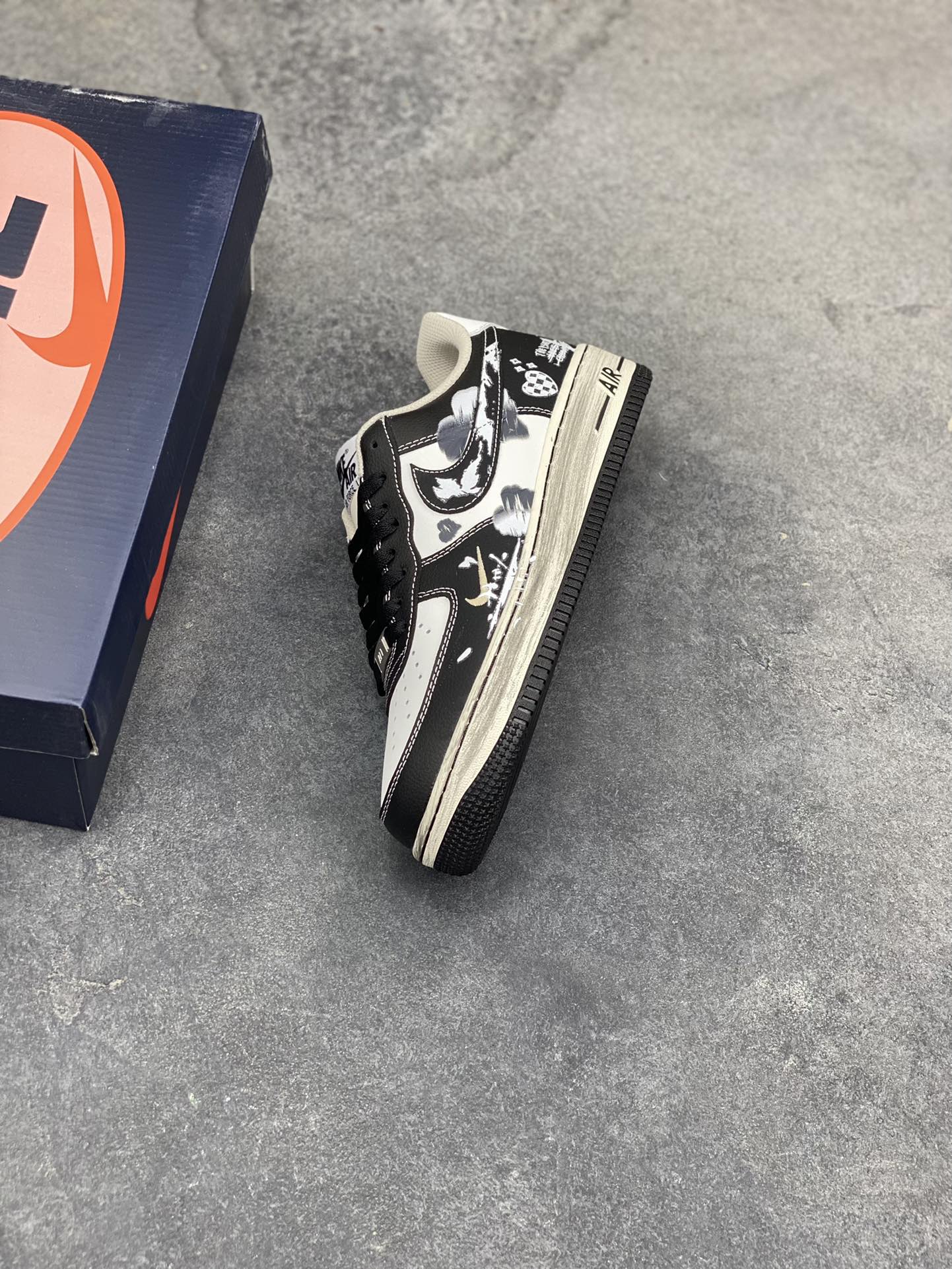 图片[7]-手绘涂鸦“涂鸦心跳”Nike Air Force 1 “Graffiti Heartbeat”空军一号定制板鞋 以黑灰为底色，像把街头涂鸦直接 “泼” 在了鞋身：白漆泼墨的野性笔触撞碎沉闷，棋盘格爱心与手写标语藏着叛逆小细节，做旧中底的磨损质感更添随性街头味。黑与白的碰撞里，每一处涂鸦都是年轻态度的外放，是踩在脚下的 “街头酷感宣言” 货号：DB3301-808 尺码： 36 36.5 37.5 38 38.5 39 40 40.5 41 42 42.5 43 44 44.5 45-选品中心