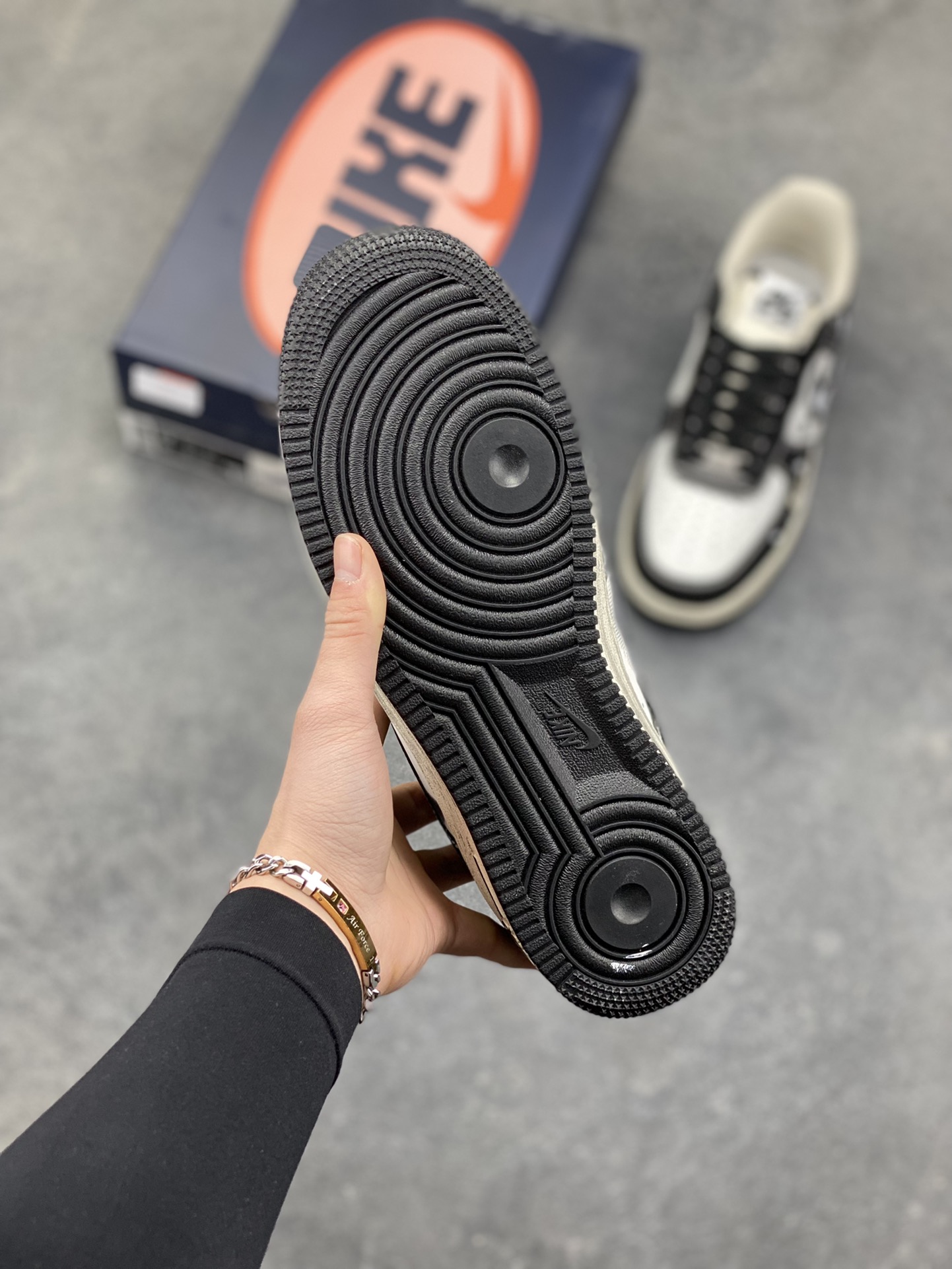 图片[5]-手绘涂鸦“涂鸦心跳”Nike Air Force 1 “Graffiti Heartbeat”空军一号定制板鞋 以黑灰为底色，像把街头涂鸦直接 “泼” 在了鞋身：白漆泼墨的野性笔触撞碎沉闷，棋盘格爱心与手写标语藏着叛逆小细节，做旧中底的磨损质感更添随性街头味。黑与白的碰撞里，每一处涂鸦都是年轻态度的外放，是踩在脚下的 “街头酷感宣言” 货号：DB3301-808 尺码： 36 36.5 37.5 38 38.5 39 40 40.5 41 42 42.5 43 44 44.5 45-选品中心