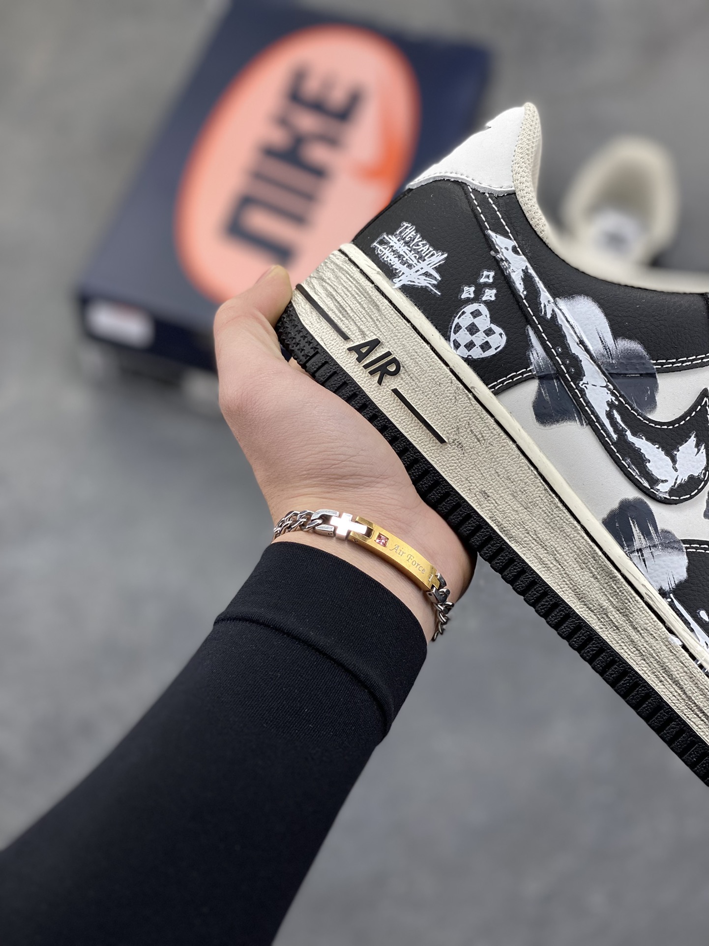图片[6]-手绘涂鸦“涂鸦心跳”Nike Air Force 1 “Graffiti Heartbeat”空军一号定制板鞋 以黑灰为底色，像把街头涂鸦直接 “泼” 在了鞋身：白漆泼墨的野性笔触撞碎沉闷，棋盘格爱心与手写标语藏着叛逆小细节，做旧中底的磨损质感更添随性街头味。黑与白的碰撞里，每一处涂鸦都是年轻态度的外放，是踩在脚下的 “街头酷感宣言” 货号：DB3301-808 尺码： 36 36.5 37.5 38 38.5 39 40 40.5 41 42 42.5 43 44 44.5 45-选品中心