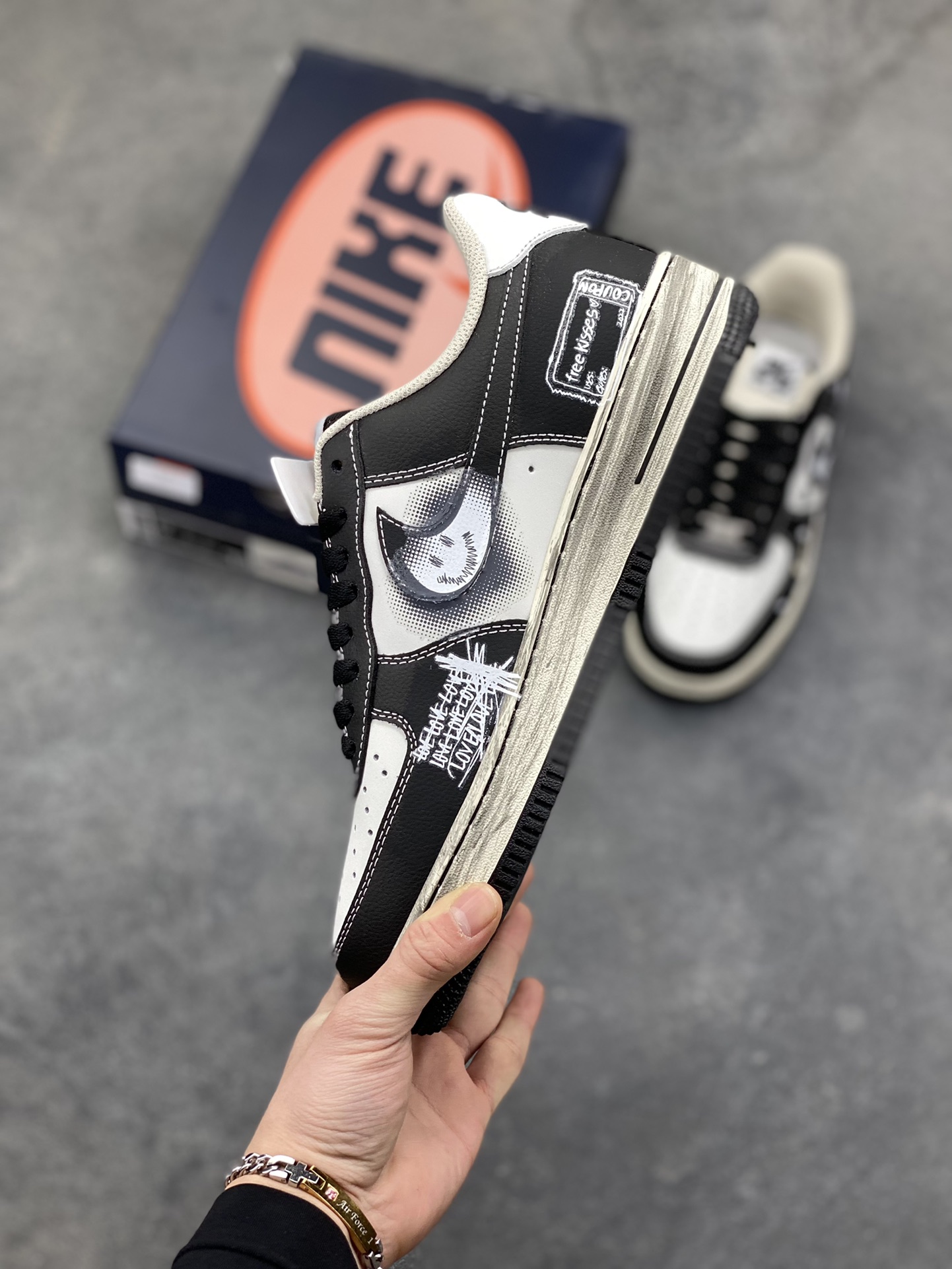 图片[3]-手绘涂鸦“涂鸦心跳”Nike Air Force 1 “Graffiti Heartbeat”空军一号定制板鞋 以黑灰为底色，像把街头涂鸦直接 “泼” 在了鞋身：白漆泼墨的野性笔触撞碎沉闷，棋盘格爱心与手写标语藏着叛逆小细节，做旧中底的磨损质感更添随性街头味。黑与白的碰撞里，每一处涂鸦都是年轻态度的外放，是踩在脚下的 “街头酷感宣言” 货号：DB3301-808 尺码： 36 36.5 37.5 38 38.5 39 40 40.5 41 42 42.5 43 44 44.5 45-选品中心