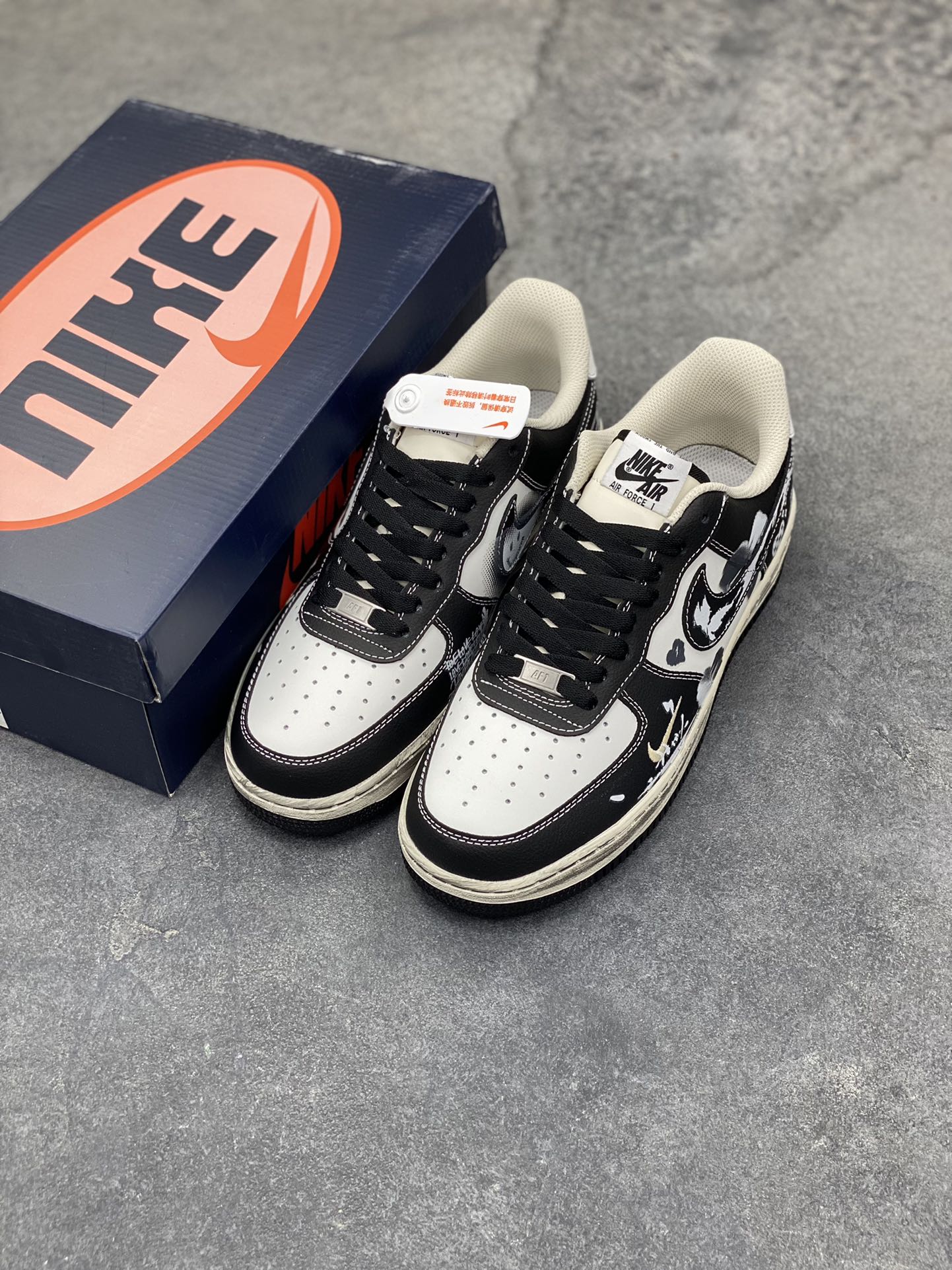 图片[8]-手绘涂鸦“涂鸦心跳”Nike Air Force 1 “Graffiti Heartbeat”空军一号定制板鞋 以黑灰为底色，像把街头涂鸦直接 “泼” 在了鞋身：白漆泼墨的野性笔触撞碎沉闷，棋盘格爱心与手写标语藏着叛逆小细节，做旧中底的磨损质感更添随性街头味。黑与白的碰撞里，每一处涂鸦都是年轻态度的外放，是踩在脚下的 “街头酷感宣言” 货号：DB3301-808 尺码： 36 36.5 37.5 38 38.5 39 40 40.5 41 42 42.5 43 44 44.5 45-选品中心