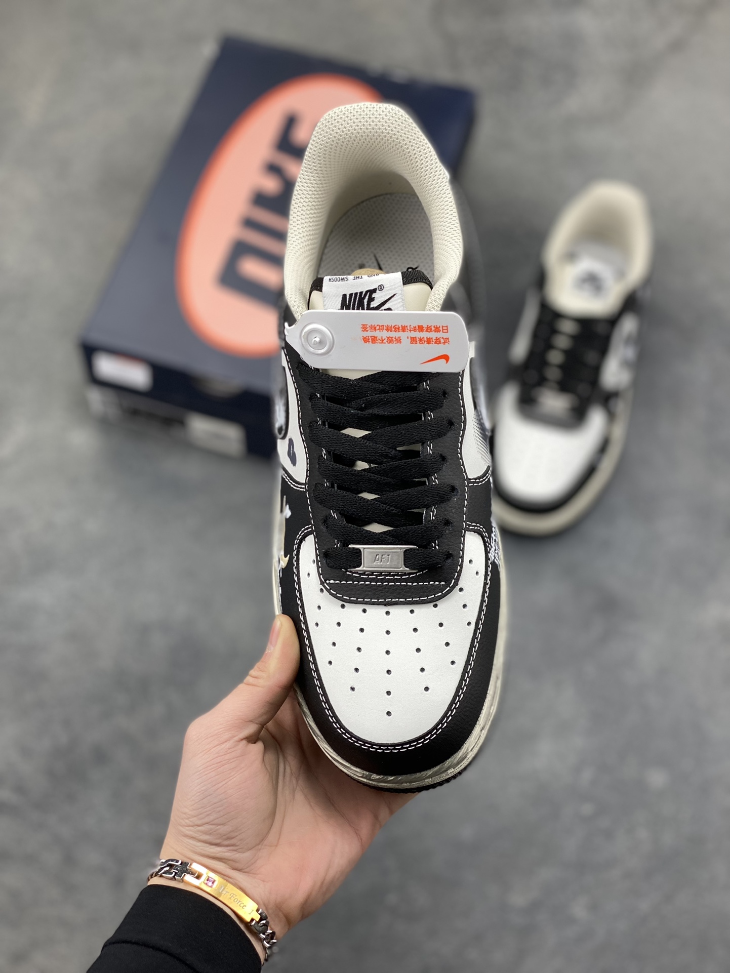 图片[2]-手绘涂鸦“涂鸦心跳”Nike Air Force 1 “Graffiti Heartbeat”空军一号定制板鞋 以黑灰为底色，像把街头涂鸦直接 “泼” 在了鞋身：白漆泼墨的野性笔触撞碎沉闷，棋盘格爱心与手写标语藏着叛逆小细节，做旧中底的磨损质感更添随性街头味。黑与白的碰撞里，每一处涂鸦都是年轻态度的外放，是踩在脚下的 “街头酷感宣言” 货号：DB3301-808 尺码： 36 36.5 37.5 38 38.5 39 40 40.5 41 42 42.5 43 44 44.5 45-选品中心