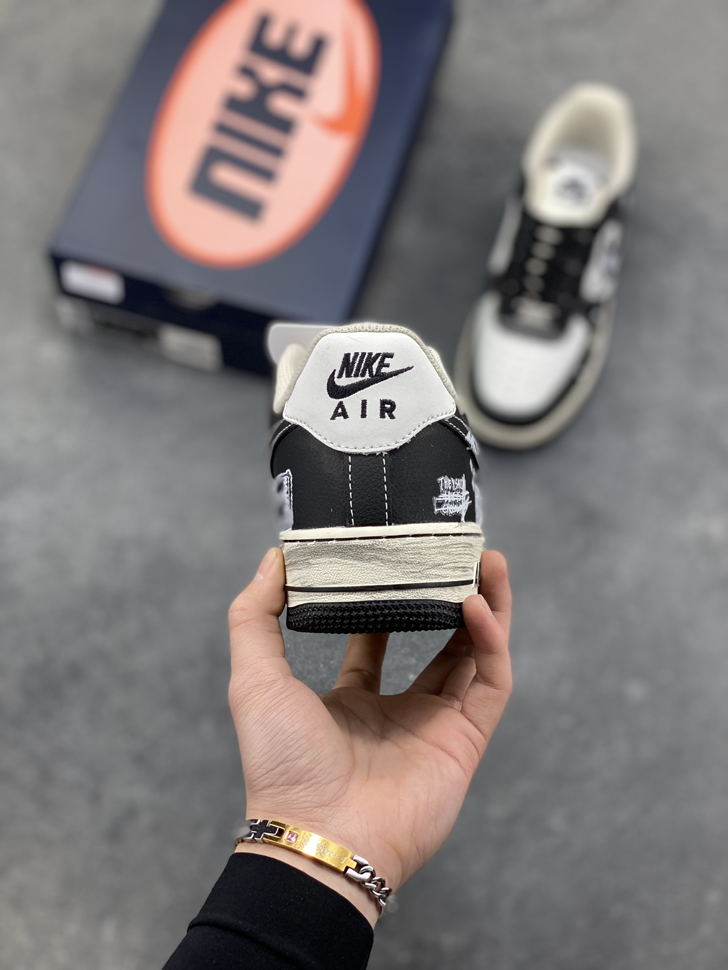 图片[4]-手绘涂鸦“涂鸦心跳”Nike Air Force 1 “Graffiti Heartbeat”空军一号定制板鞋 以黑灰为底色，像把街头涂鸦直接 “泼” 在了鞋身：白漆泼墨的野性笔触撞碎沉闷，棋盘格爱心与手写标语藏着叛逆小细节，做旧中底的磨损质感更添随性街头味。黑与白的碰撞里，每一处涂鸦都是年轻态度的外放，是踩在脚下的 “街头酷感宣言” 货号：DB3301-808 尺码： 36 36.5 37.5 38 38.5 39 40 40.5 41 42 42.5 43 44 44.5 45-选品中心