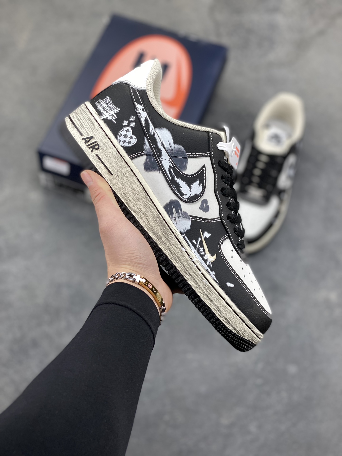 手绘涂鸦“涂鸦心跳”Nike Air Force 1 “Graffiti Heartbeat”空军一号定制板鞋 以黑灰为底色，像把街头涂鸦直接 “泼” 在了鞋身：白漆泼墨的野性笔触撞碎沉闷，棋盘格爱心与手写标语藏着叛逆小细节，做旧中底的磨损质感更添随性街头味。黑与白的碰撞里，每一处涂鸦都是年轻态度的外放，是踩在脚下的 “街头酷感宣言” 货号：DB3301-808 尺码： 36 36.5 37.5 38 38.5 39 40 40.5 41 42 42.5 43 44 44.5 45-选品中心