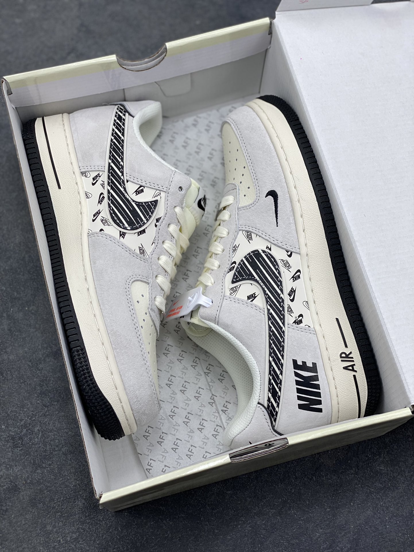 图片[9]-NIke Air Force 1 ‘07 Low “NIKE-米黑猪八革”空军一号 低帮 运动鞋 休闲鞋 折边针车 工艺难度大 原楦头原纸板 原装鞋盒 定制五金配件 内置全掌气垫 原厂鞋底 货号：JP8028-068 尺码：36 36.5 37.5 38 38.5 39 40 40.5 41 42 42.5 43 44 44.5 45-选品中心