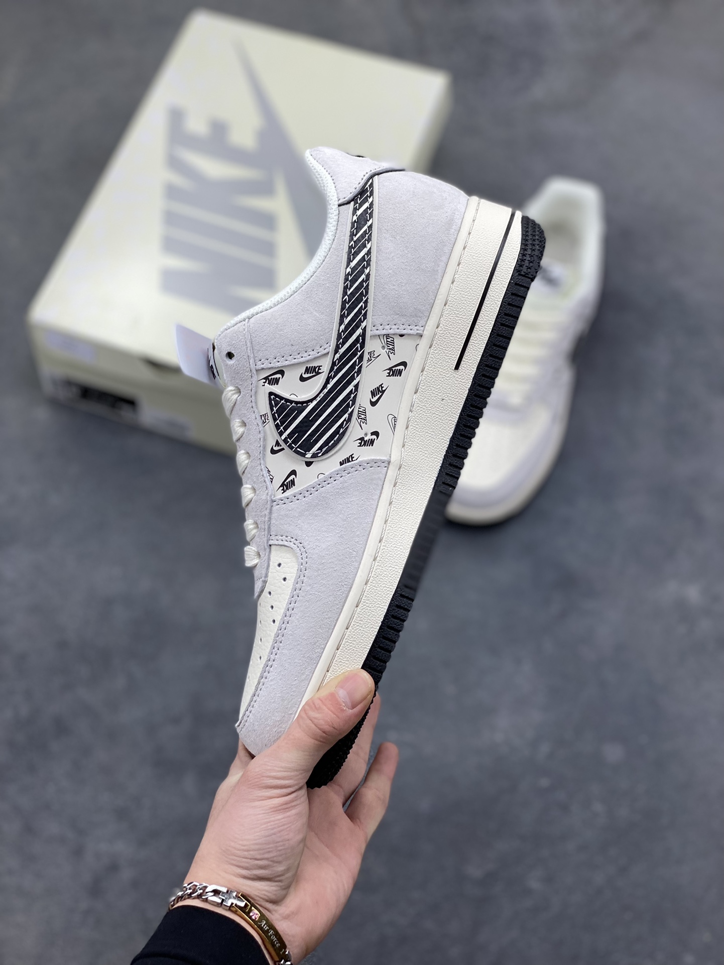 图片[3]-NIke Air Force 1 ‘07 Low “NIKE-米黑猪八革”空军一号 低帮 运动鞋 休闲鞋 折边针车 工艺难度大 原楦头原纸板 原装鞋盒 定制五金配件 内置全掌气垫 原厂鞋底 货号：JP8028-068 尺码：36 36.5 37.5 38 38.5 39 40 40.5 41 42 42.5 43 44 44.5 45-选品中心