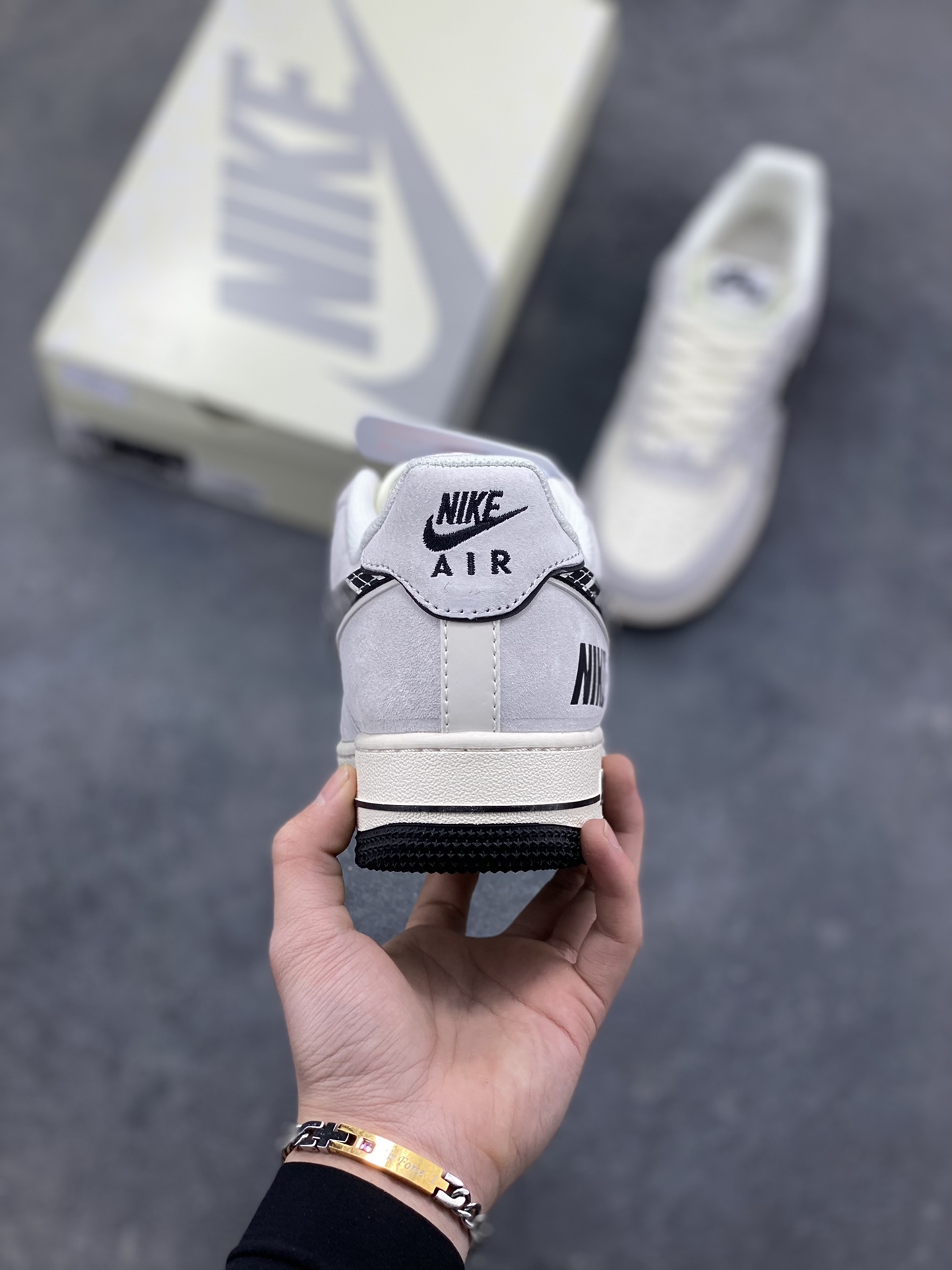 图片[4]-NIke Air Force 1 ‘07 Low “NIKE-米黑猪八革”空军一号 低帮 运动鞋 休闲鞋 折边针车 工艺难度大 原楦头原纸板 原装鞋盒 定制五金配件 内置全掌气垫 原厂鞋底 货号：JP8028-068 尺码：36 36.5 37.5 38 38.5 39 40 40.5 41 42 42.5 43 44 44.5 45-选品中心
