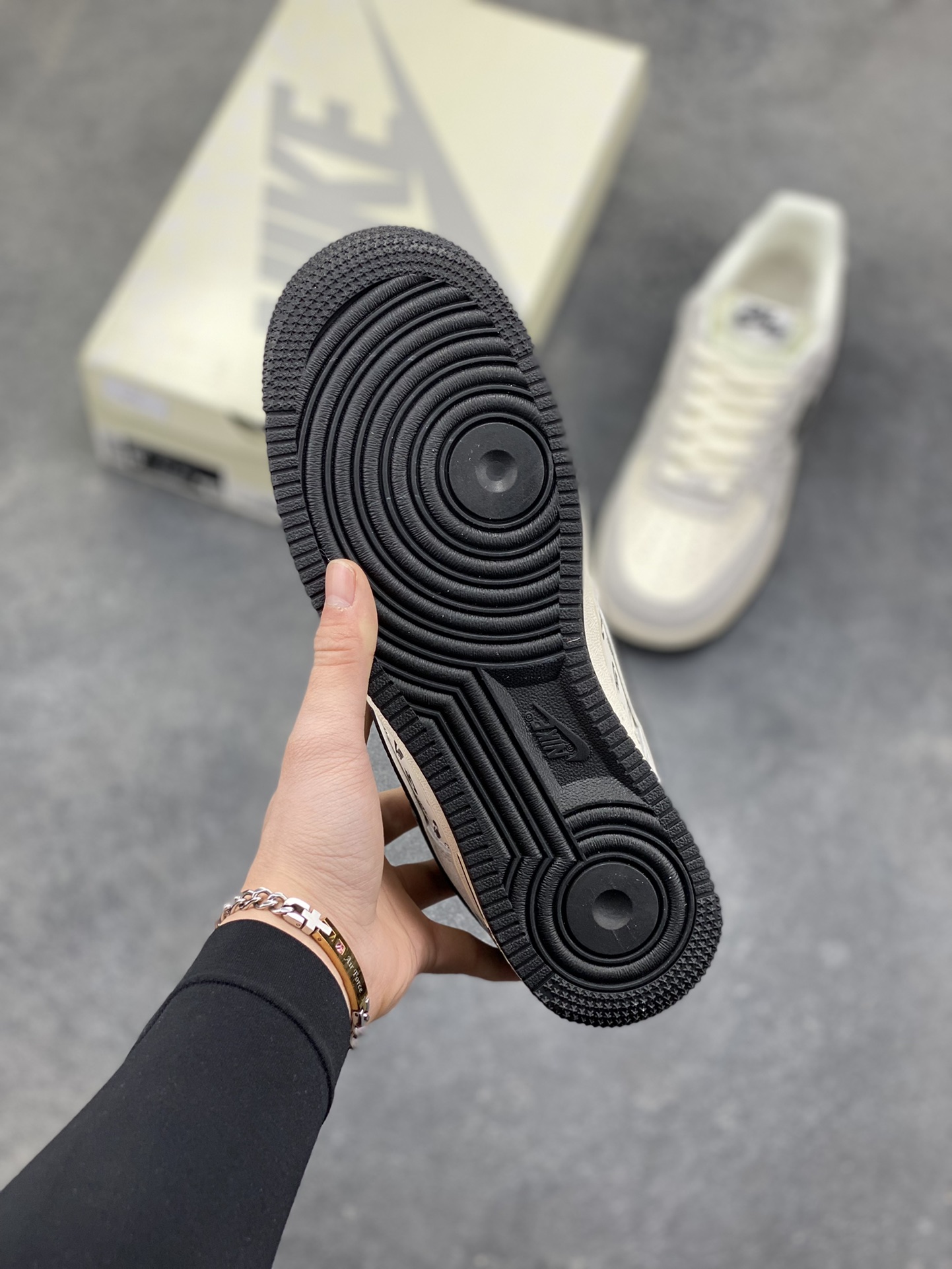 图片[5]-NIke Air Force 1 ‘07 Low “NIKE-米黑猪八革”空军一号 低帮 运动鞋 休闲鞋 折边针车 工艺难度大 原楦头原纸板 原装鞋盒 定制五金配件 内置全掌气垫 原厂鞋底 货号：JP8028-068 尺码：36 36.5 37.5 38 38.5 39 40 40.5 41 42 42.5 43 44 44.5 45-选品中心