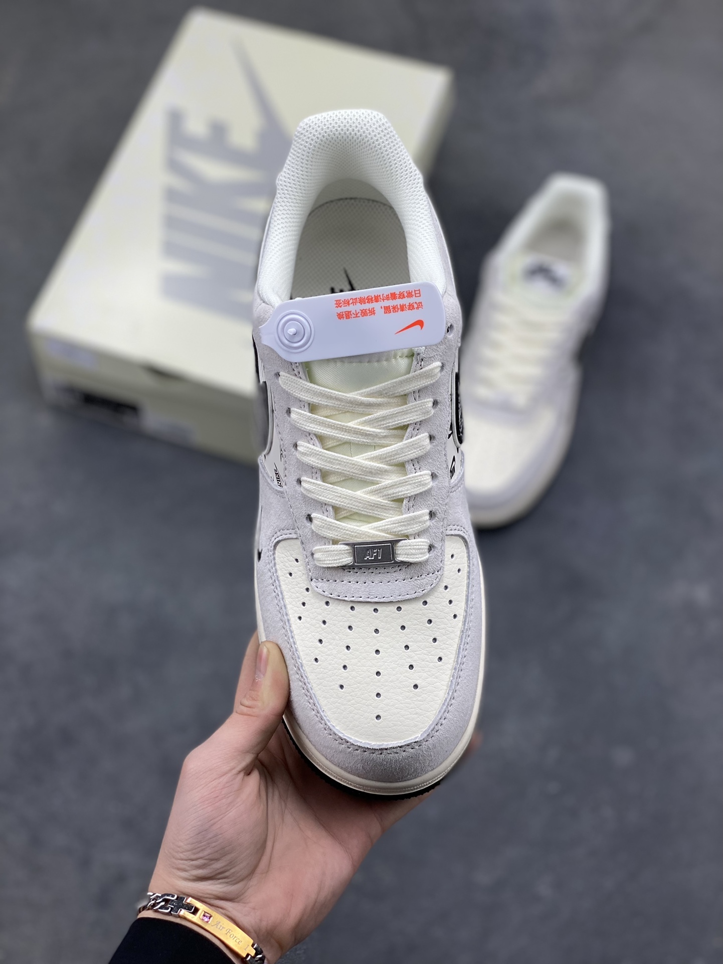 图片[2]-NIke Air Force 1 ‘07 Low “NIKE-米黑猪八革”空军一号 低帮 运动鞋 休闲鞋 折边针车 工艺难度大 原楦头原纸板 原装鞋盒 定制五金配件 内置全掌气垫 原厂鞋底 货号：JP8028-068 尺码：36 36.5 37.5 38 38.5 39 40 40.5 41 42 42.5 43 44 44.5 45-选品中心