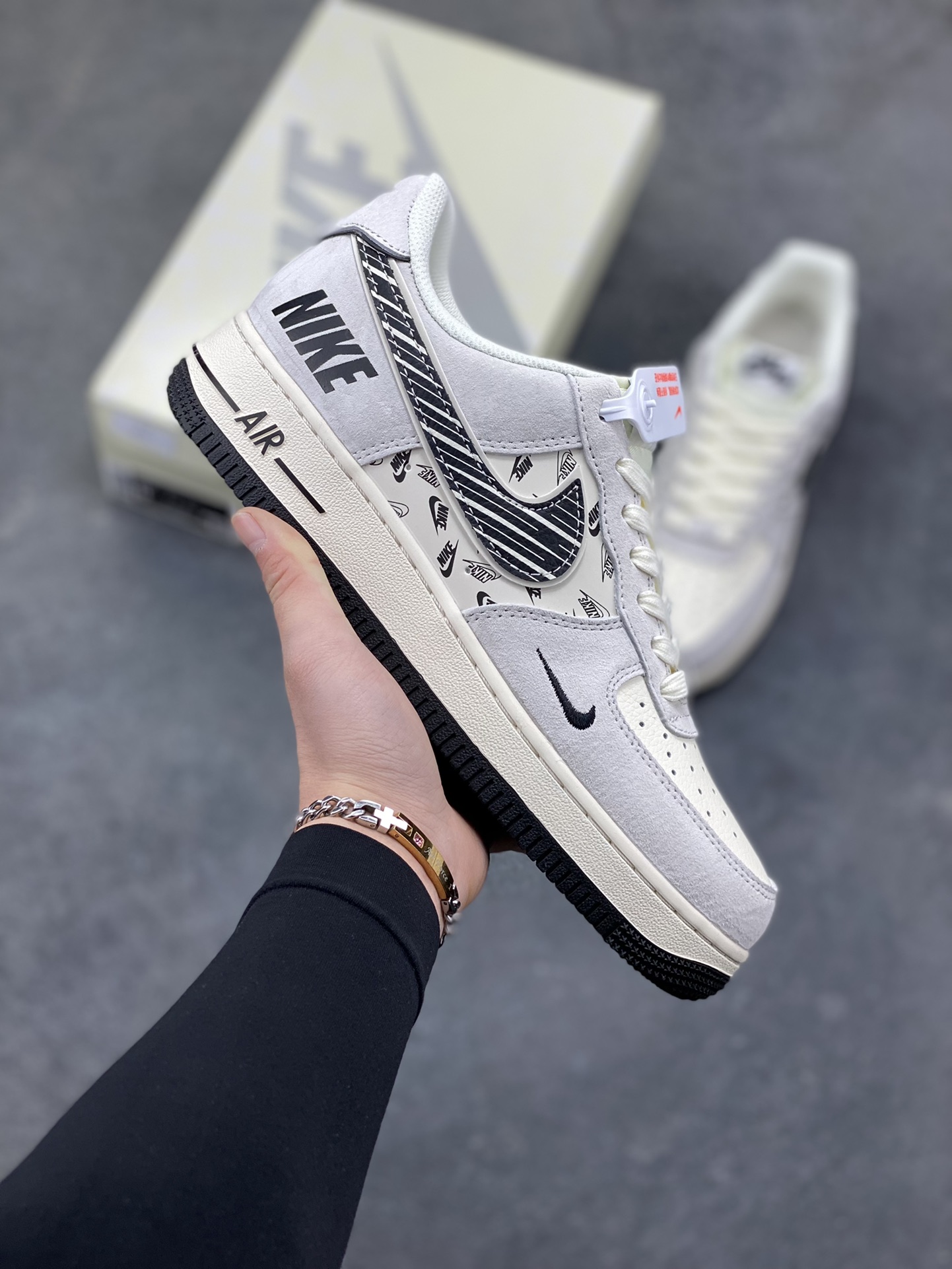NIke Air Force 1 ‘07 Low “NIKE-米黑猪八革”空军一号 低帮 运动鞋 休闲鞋 折边针车 工艺难度大 原楦头原纸板 原装鞋盒 定制五金配件 内置全掌气垫 原厂鞋底 货号：JP8028-068 尺码：36 36.5 37.5 38 38.5 39 40 40.5 41 42 42.5 43 44 44.5 45-选品中心
