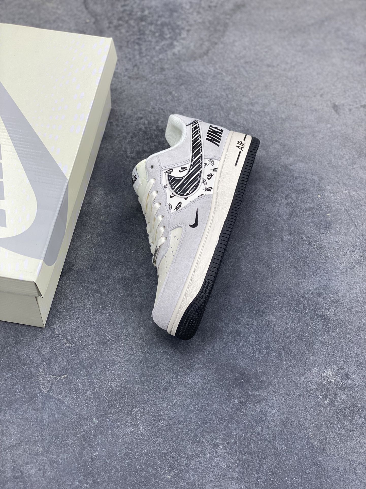 图片[7]-NIke Air Force 1 ‘07 Low “NIKE-米黑猪八革”空军一号 低帮 运动鞋 休闲鞋 折边针车 工艺难度大 原楦头原纸板 原装鞋盒 定制五金配件 内置全掌气垫 原厂鞋底 货号：JP8028-068 尺码：36 36.5 37.5 38 38.5 39 40 40.5 41 42 42.5 43 44 44.5 45-选品中心