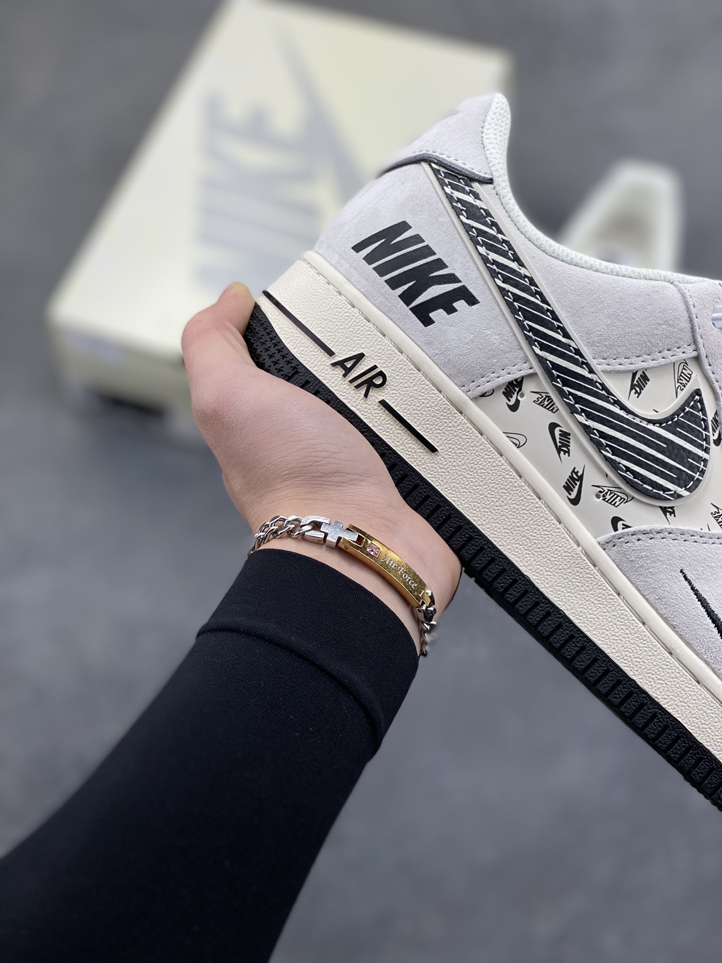 图片[6]-NIke Air Force 1 ‘07 Low “NIKE-米黑猪八革”空军一号 低帮 运动鞋 休闲鞋 折边针车 工艺难度大 原楦头原纸板 原装鞋盒 定制五金配件 内置全掌气垫 原厂鞋底 货号：JP8028-068 尺码：36 36.5 37.5 38 38.5 39 40 40.5 41 42 42.5 43 44 44.5 45-选品中心