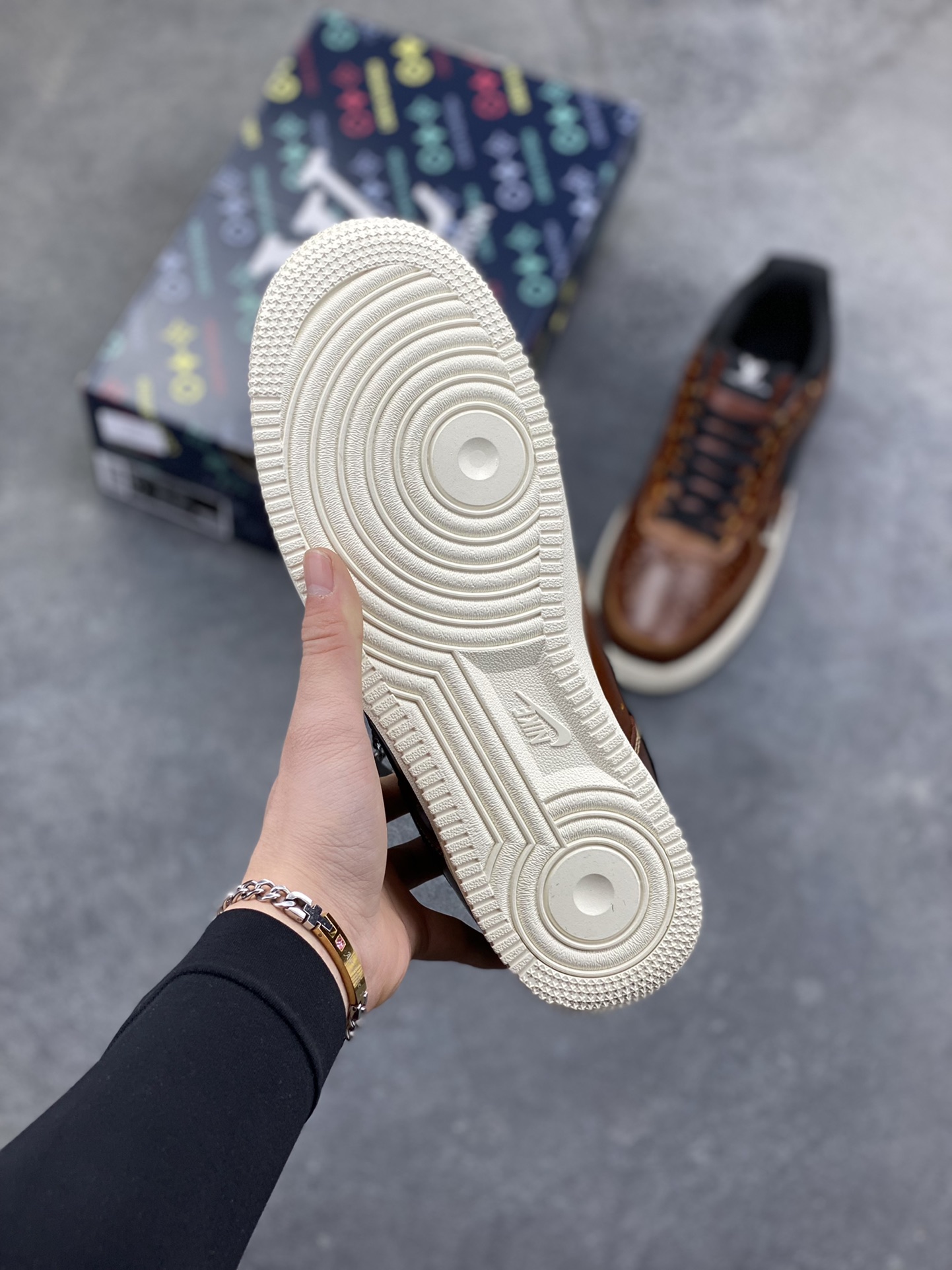图片[5]-NIke Air Force 1 ‘07 Low “LV联名—棕黑白底” 空军一号低帮 运动鞋 休闲鞋 折边针车 工艺难度大 原楦头原纸板 高端定制鞋盒 原厂鞋底 超高清洁度 细节完美 货号：DF0188-120 尺码：36 36.5 37.5 38 38.5 39 40 40.5 41 42 42.5 43 44 44.5 45-选品中心
