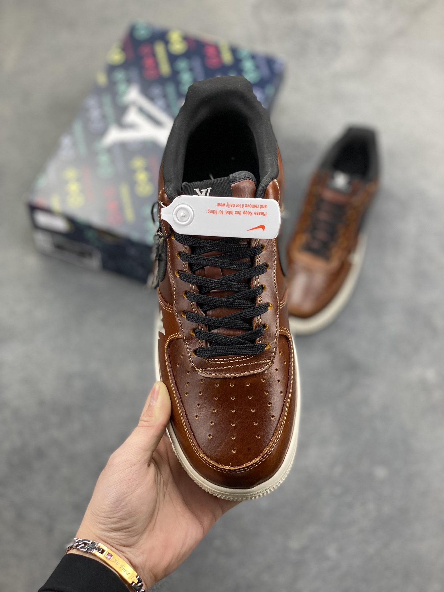 图片[2]-NIke Air Force 1 ‘07 Low “LV联名—棕黑白底” 空军一号低帮 运动鞋 休闲鞋 折边针车 工艺难度大 原楦头原纸板 高端定制鞋盒 原厂鞋底 超高清洁度 细节完美 货号：DF0188-120 尺码：36 36.5 37.5 38 38.5 39 40 40.5 41 42 42.5 43 44 44.5 45-选品中心