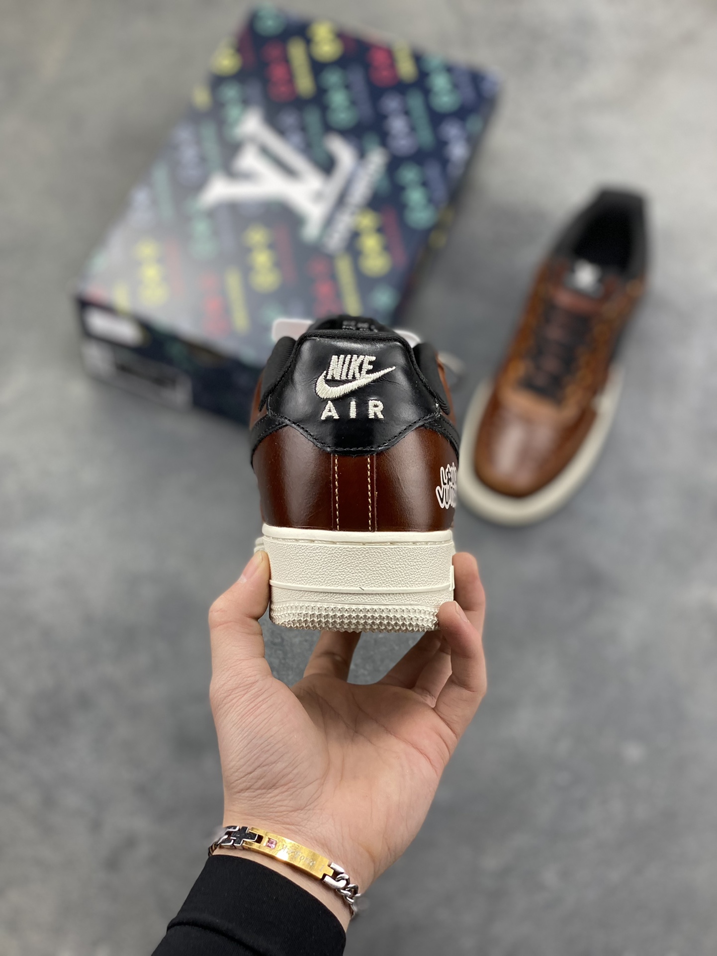 图片[4]-NIke Air Force 1 ‘07 Low “LV联名—棕黑白底” 空军一号低帮 运动鞋 休闲鞋 折边针车 工艺难度大 原楦头原纸板 高端定制鞋盒 原厂鞋底 超高清洁度 细节完美 货号：DF0188-120 尺码：36 36.5 37.5 38 38.5 39 40 40.5 41 42 42.5 43 44 44.5 45-选品中心