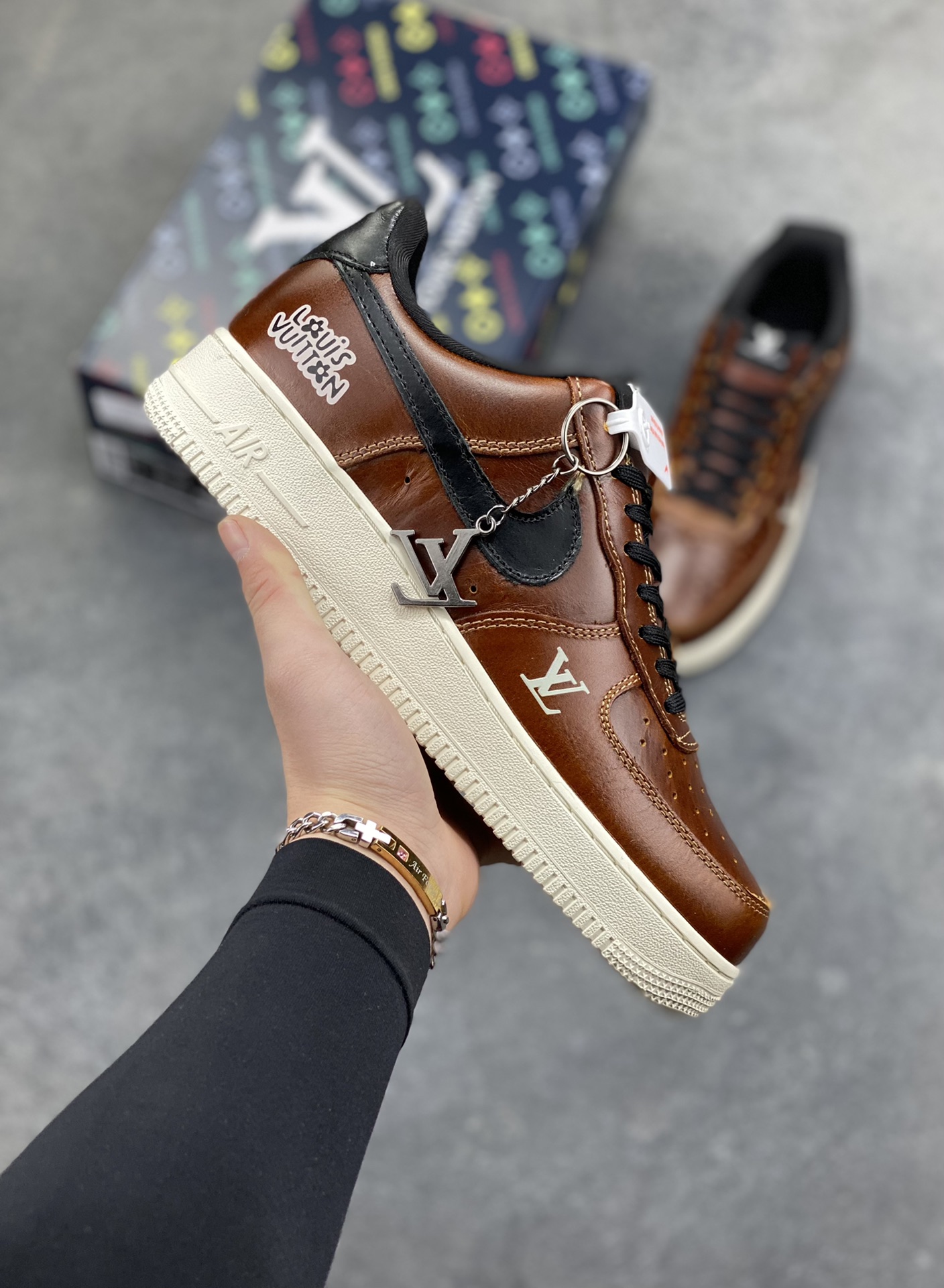 NIke Air Force 1 ‘07 Low “LV联名—棕黑白底” 空军一号低帮 运动鞋 休闲鞋 折边针车 工艺难度大 原楦头原纸板 高端定制鞋盒 原厂鞋底 超高清洁度 细节完美 货号：DF0188-120 尺码：36 36.5 37.5 38 38.5 39 40 40.5 41 42 42.5 43 44 44.5 45-选品中心