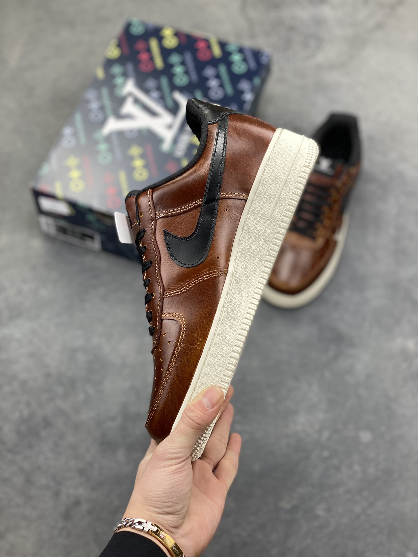 图片[3]-NIke Air Force 1 ‘07 Low “LV联名—棕黑白底” 空军一号低帮 运动鞋 休闲鞋 折边针车 工艺难度大 原楦头原纸板 高端定制鞋盒 原厂鞋底 超高清洁度 细节完美 货号：DF0188-120 尺码：36 36.5 37.5 38 38.5 39 40 40.5 41 42 42.5 43 44 44.5 45-选品中心