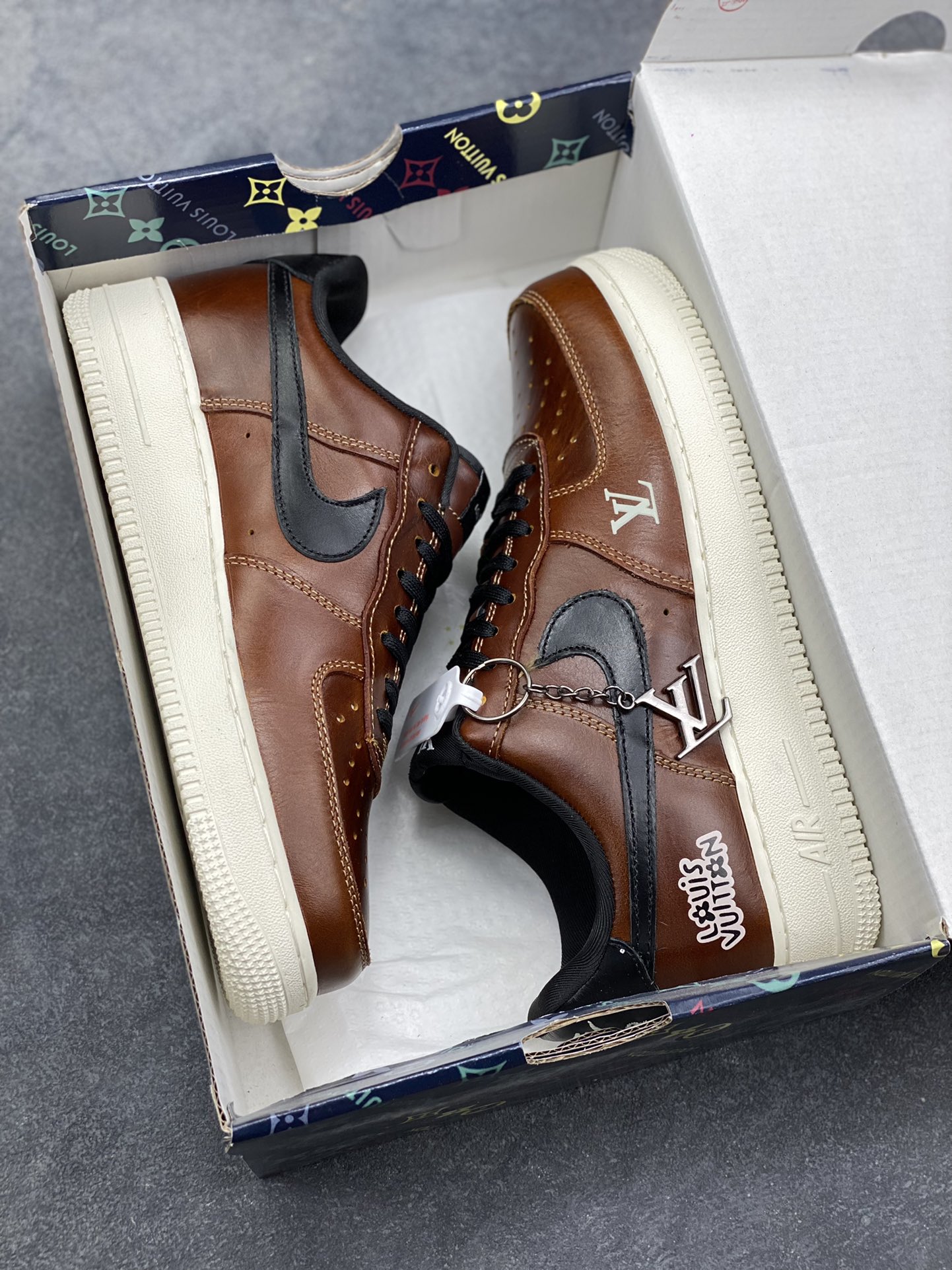 图片[9]-NIke Air Force 1 ‘07 Low “LV联名—棕黑白底” 空军一号低帮 运动鞋 休闲鞋 折边针车 工艺难度大 原楦头原纸板 高端定制鞋盒 原厂鞋底 超高清洁度 细节完美 货号：DF0188-120 尺码：36 36.5 37.5 38 38.5 39 40 40.5 41 42 42.5 43 44 44.5 45-选品中心