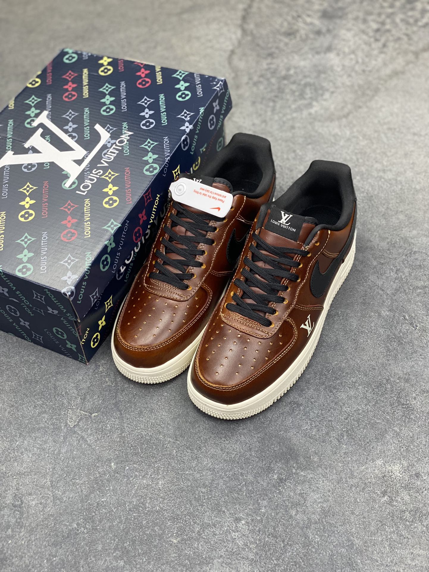 图片[8]-NIke Air Force 1 ‘07 Low “LV联名—棕黑白底” 空军一号低帮 运动鞋 休闲鞋 折边针车 工艺难度大 原楦头原纸板 高端定制鞋盒 原厂鞋底 超高清洁度 细节完美 货号：DF0188-120 尺码：36 36.5 37.5 38 38.5 39 40 40.5 41 42 42.5 43 44 44.5 45-选品中心
