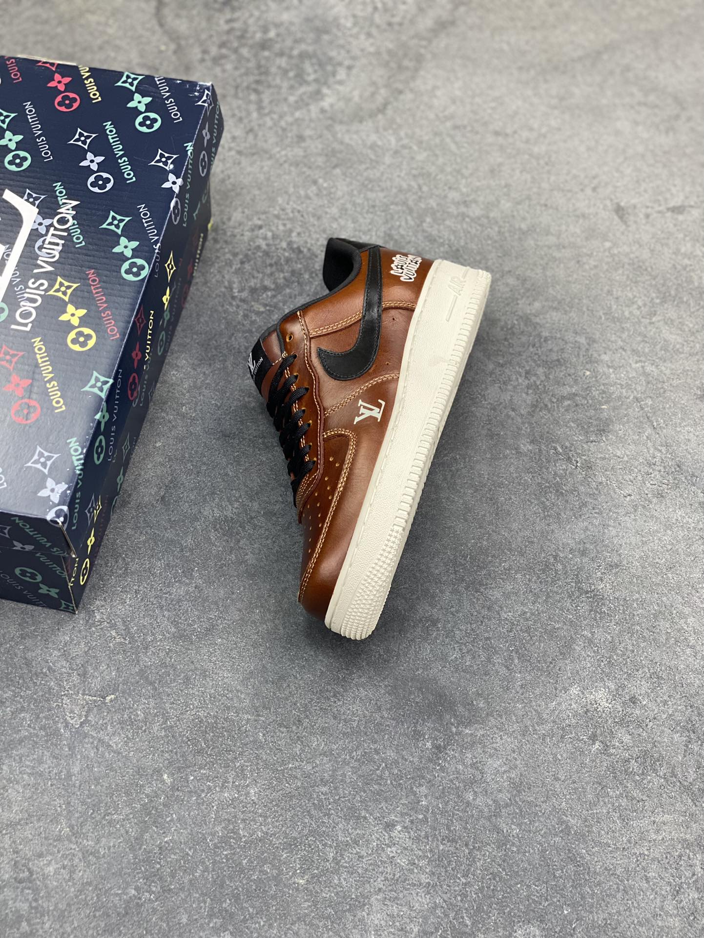 图片[7]-NIke Air Force 1 ‘07 Low “LV联名—棕黑白底” 空军一号低帮 运动鞋 休闲鞋 折边针车 工艺难度大 原楦头原纸板 高端定制鞋盒 原厂鞋底 超高清洁度 细节完美 货号：DF0188-120 尺码：36 36.5 37.5 38 38.5 39 40 40.5 41 42 42.5 43 44 44.5 45-选品中心