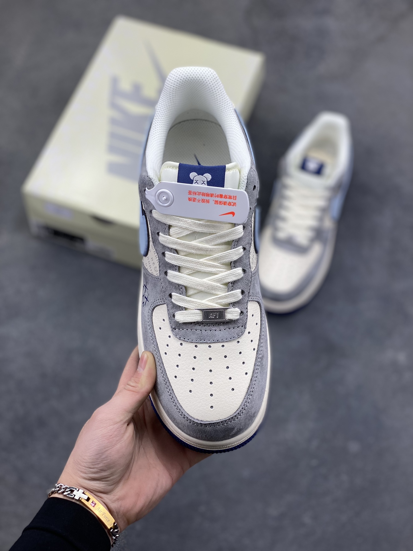 图片[2]-高端定制Nike Air Force 1 ‘07 Low “暴力熊联名—— 白蓝灰麂皮” 高端定制 低帮休闲板鞋 定制鞋盒 大厂纯原品质出货 超高清洁度 皮料切割干净无任何毛边 细节完美 货号：XD9314-610 尺码：36 36.5 37.5 38 38.5 39 40 40.5 41 42 42.5 43 44 44.5 45-选品中心