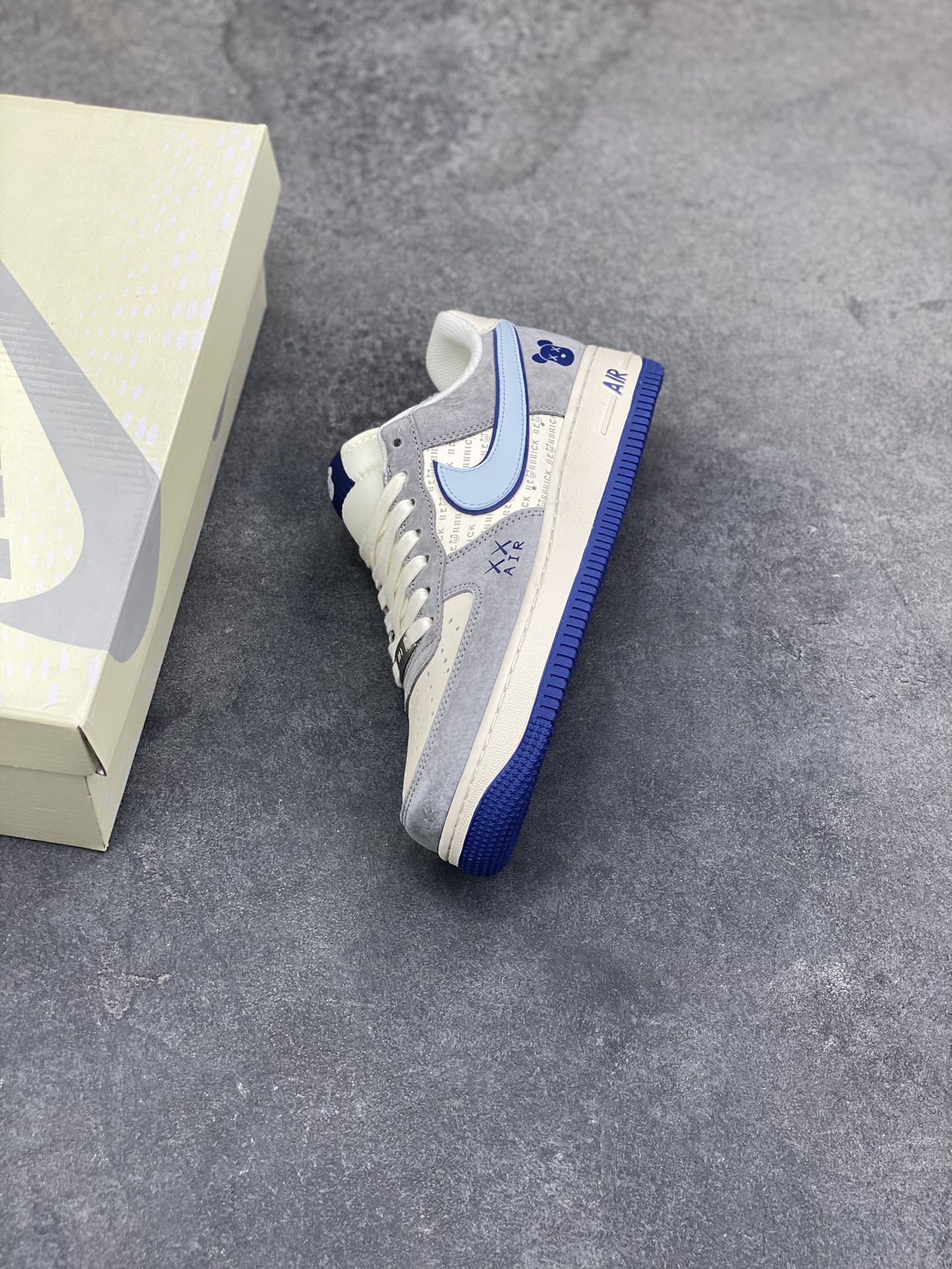 图片[7]-高端定制Nike Air Force 1 ‘07 Low “暴力熊联名—— 白蓝灰麂皮” 高端定制 低帮休闲板鞋 定制鞋盒 大厂纯原品质出货 超高清洁度 皮料切割干净无任何毛边 细节完美 货号：XD9314-610 尺码：36 36.5 37.5 38 38.5 39 40 40.5 41 42 42.5 43 44 44.5 45-选品中心