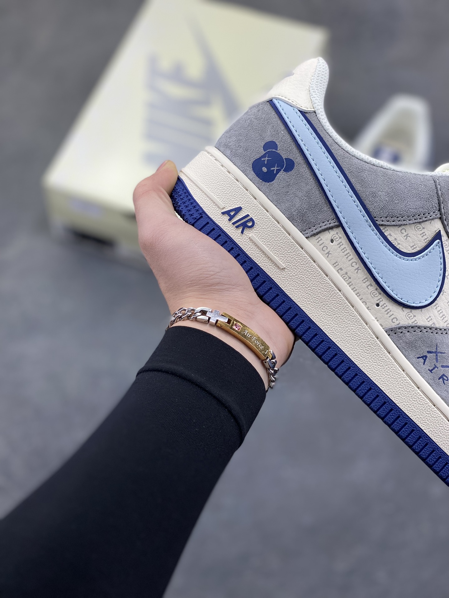 图片[6]-高端定制Nike Air Force 1 ‘07 Low “暴力熊联名—— 白蓝灰麂皮” 高端定制 低帮休闲板鞋 定制鞋盒 大厂纯原品质出货 超高清洁度 皮料切割干净无任何毛边 细节完美 货号：XD9314-610 尺码：36 36.5 37.5 38 38.5 39 40 40.5 41 42 42.5 43 44 44.5 45-选品中心
