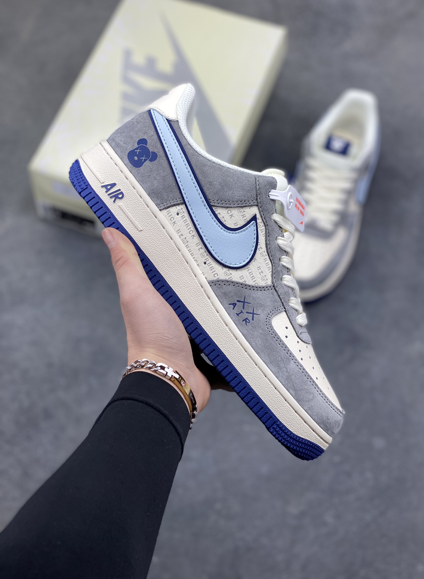 高端定制Nike Air Force 1 ‘07 Low “暴力熊联名—— 白蓝灰麂皮” 高端定制 低帮休闲板鞋 定制鞋盒 大厂纯原品质出货 超高清洁度 皮料切割干净无任何毛边 细节完美 货号：XD9314-610 尺码：36 36.5 37.5 38 38.5 39 40 40.5 41 42 42.5 43 44 44.5 45-选品中心