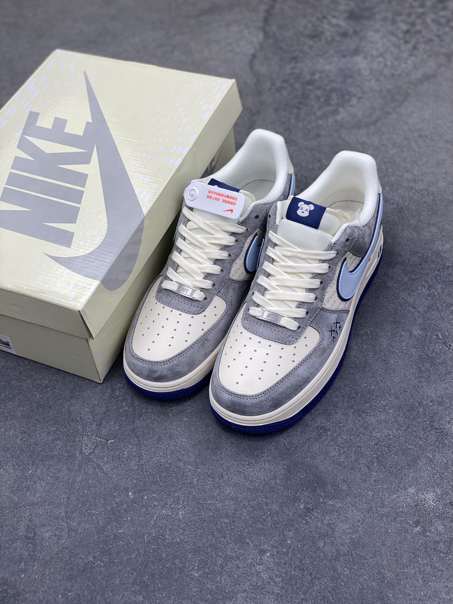 图片[8]-高端定制Nike Air Force 1 ‘07 Low “暴力熊联名—— 白蓝灰麂皮” 高端定制 低帮休闲板鞋 定制鞋盒 大厂纯原品质出货 超高清洁度 皮料切割干净无任何毛边 细节完美 货号：XD9314-610 尺码：36 36.5 37.5 38 38.5 39 40 40.5 41 42 42.5 43 44 44.5 45-选品中心