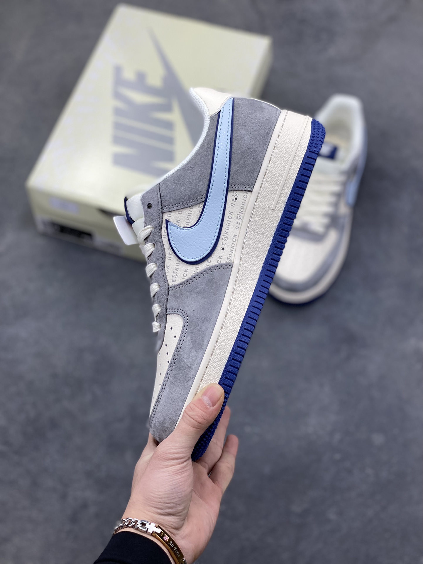 图片[3]-高端定制Nike Air Force 1 ‘07 Low “暴力熊联名—— 白蓝灰麂皮” 高端定制 低帮休闲板鞋 定制鞋盒 大厂纯原品质出货 超高清洁度 皮料切割干净无任何毛边 细节完美 货号：XD9314-610 尺码：36 36.5 37.5 38 38.5 39 40 40.5 41 42 42.5 43 44 44.5 45-选品中心