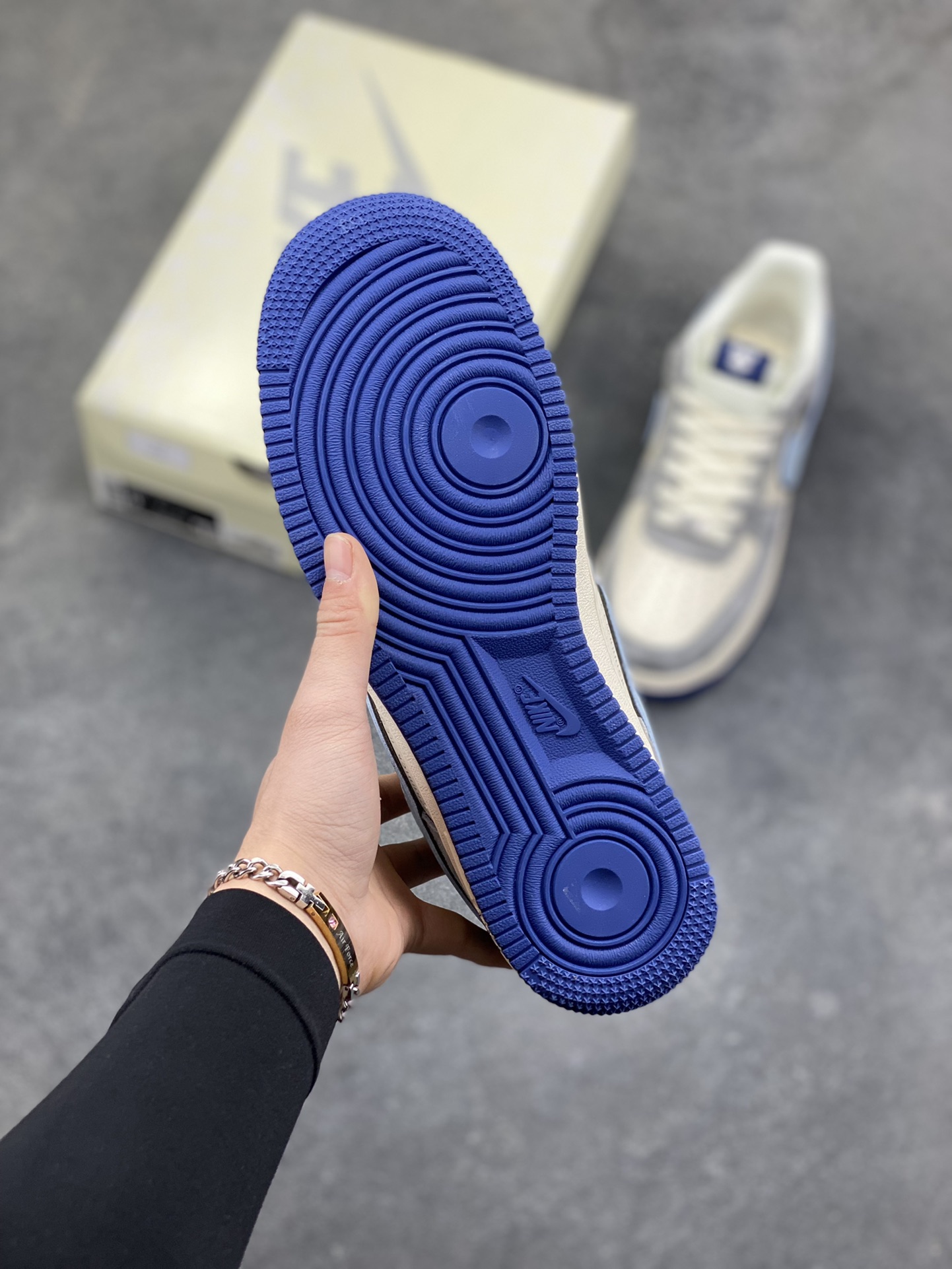 图片[5]-高端定制Nike Air Force 1 ‘07 Low “暴力熊联名—— 白蓝灰麂皮” 高端定制 低帮休闲板鞋 定制鞋盒 大厂纯原品质出货 超高清洁度 皮料切割干净无任何毛边 细节完美 货号：XD9314-610 尺码：36 36.5 37.5 38 38.5 39 40 40.5 41 42 42.5 43 44 44.5 45-选品中心