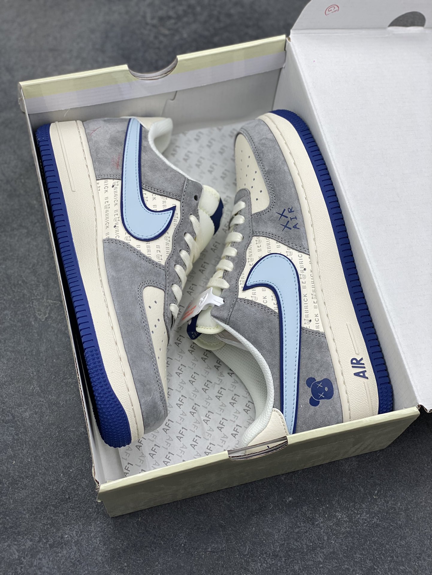 图片[9]-高端定制Nike Air Force 1 ‘07 Low “暴力熊联名—— 白蓝灰麂皮” 高端定制 低帮休闲板鞋 定制鞋盒 大厂纯原品质出货 超高清洁度 皮料切割干净无任何毛边 细节完美 货号：XD9314-610 尺码：36 36.5 37.5 38 38.5 39 40 40.5 41 42 42.5 43 44 44.5 45-选品中心