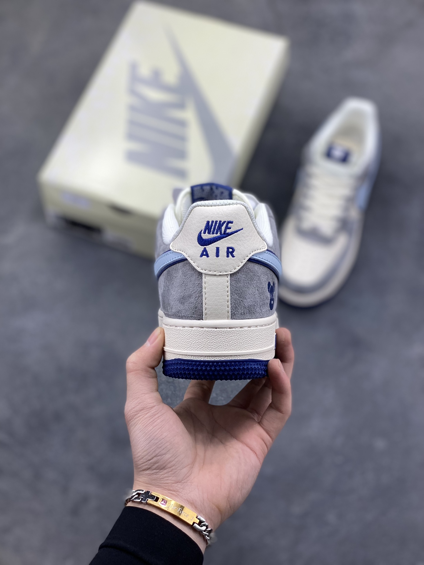 图片[4]-高端定制Nike Air Force 1 ‘07 Low “暴力熊联名—— 白蓝灰麂皮” 高端定制 低帮休闲板鞋 定制鞋盒 大厂纯原品质出货 超高清洁度 皮料切割干净无任何毛边 细节完美 货号：XD9314-610 尺码：36 36.5 37.5 38 38.5 39 40 40.5 41 42 42.5 43 44 44.5 45-选品中心